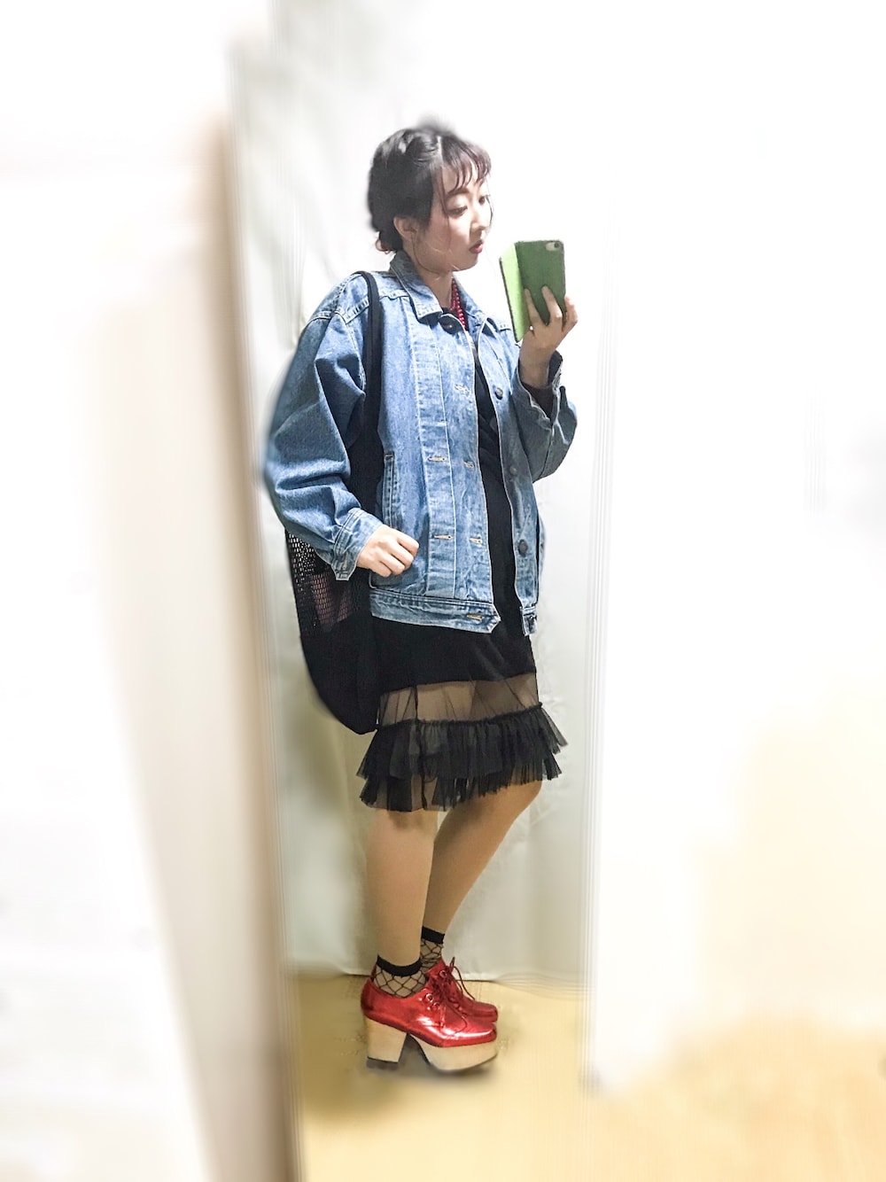 レッド系のパンプス、ブラック系のトートバッグ、レッド系のネックレスを着用したレディースの春コーディネートの1枚目の写真