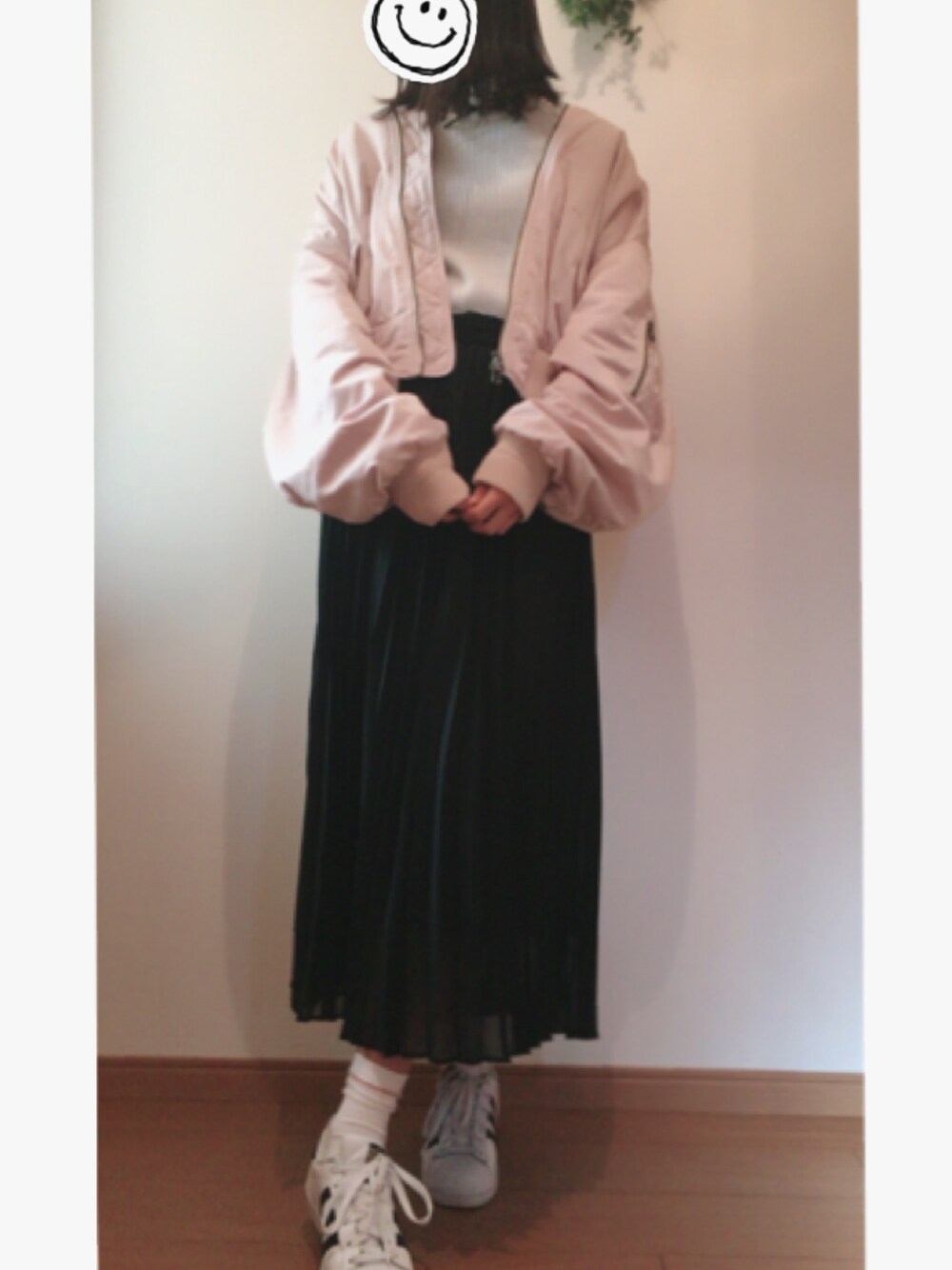 「UNIQLO、MA-1、スニーカー、プリーツスカート、チョーカー、タートルネック」｜「GUのアイテム（ニット/セーター、ホワイト系）」を使った、mさん（レディース・165cm）の冬コーディネートの1枚目の写真