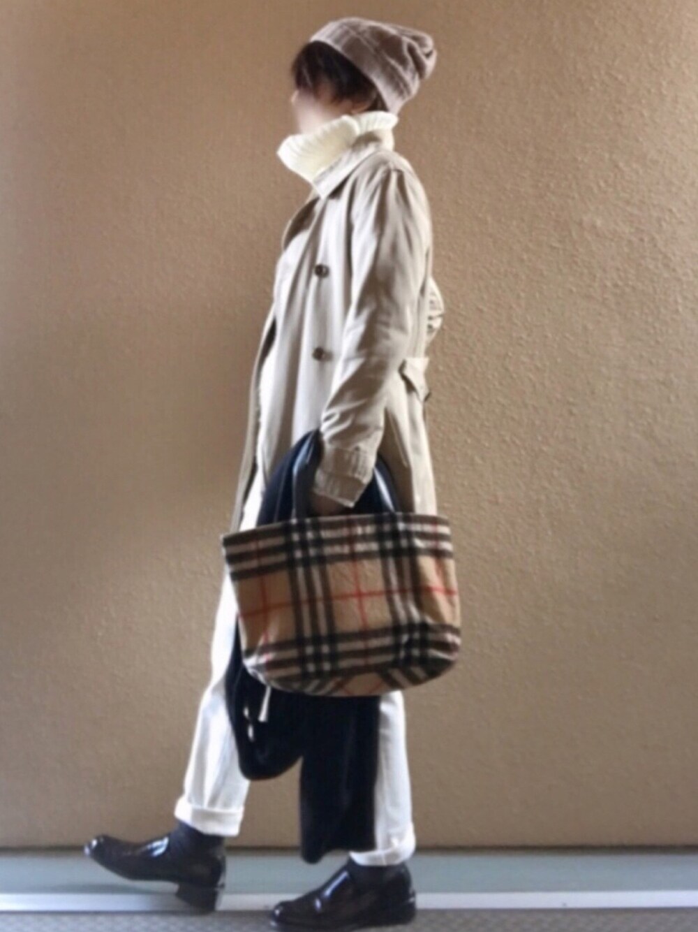 「大人カジュアル、ママファッション、カジュアルコーデ、白ニット、ストール、ローファー、トレンチコート、しろパン、ootd、着回しコーデ」｜「BURBERRYのアイテム（トートバッグ、ベージュ系）」を使った、すがちゃんさん（レディース・165cm）の冬コーディネートの1枚目の写真