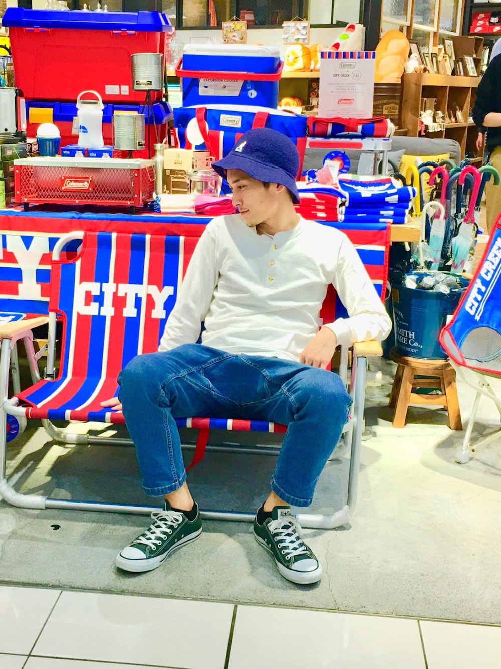 「デニムパンツ、白Tシャツ、converse、スニーカー、goodwear、GRAMICCI、バケットハット、KANGOL、ラフ、アウトドアスタイル」｜「GramicciのGRAMICCI/グラミチ　デニム　DRAPING パンツ（デニムパンツ、ブルー系）」を使った、RYOさん（メンズ・169cm）の春コーディネートの1枚目の写真