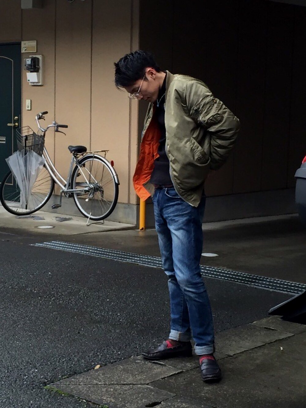 ブルー系のデニムパンツ、グリーン系のミリタリージャケットを着用したメンズの秋コーディネートの1枚目の写真