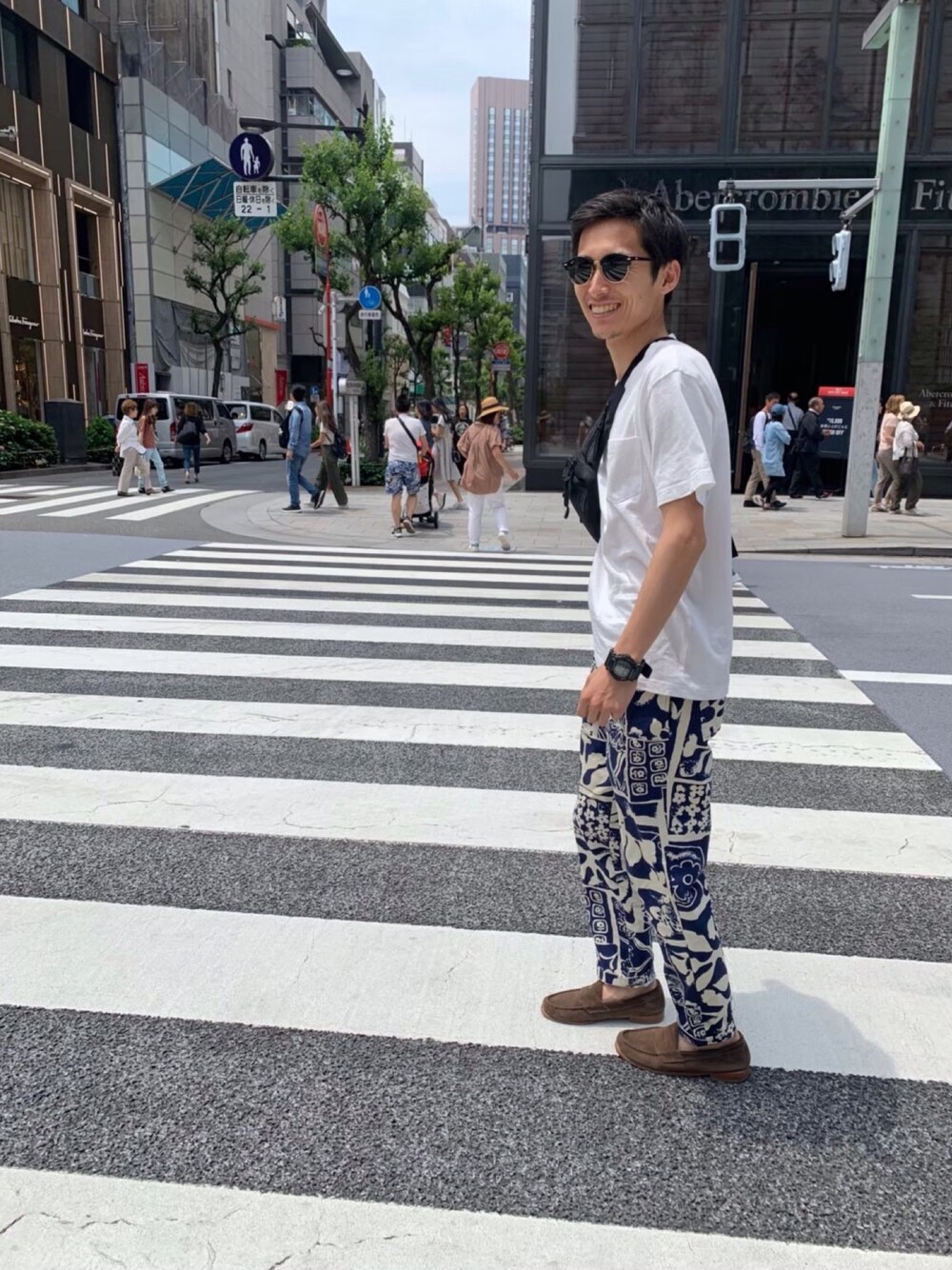 ホワイト系のTシャツ/カットソー、ブルー系のその他パンツ、ブラウン系のその他シューズを着用したメンズの夏コーディネートの1枚目の写真