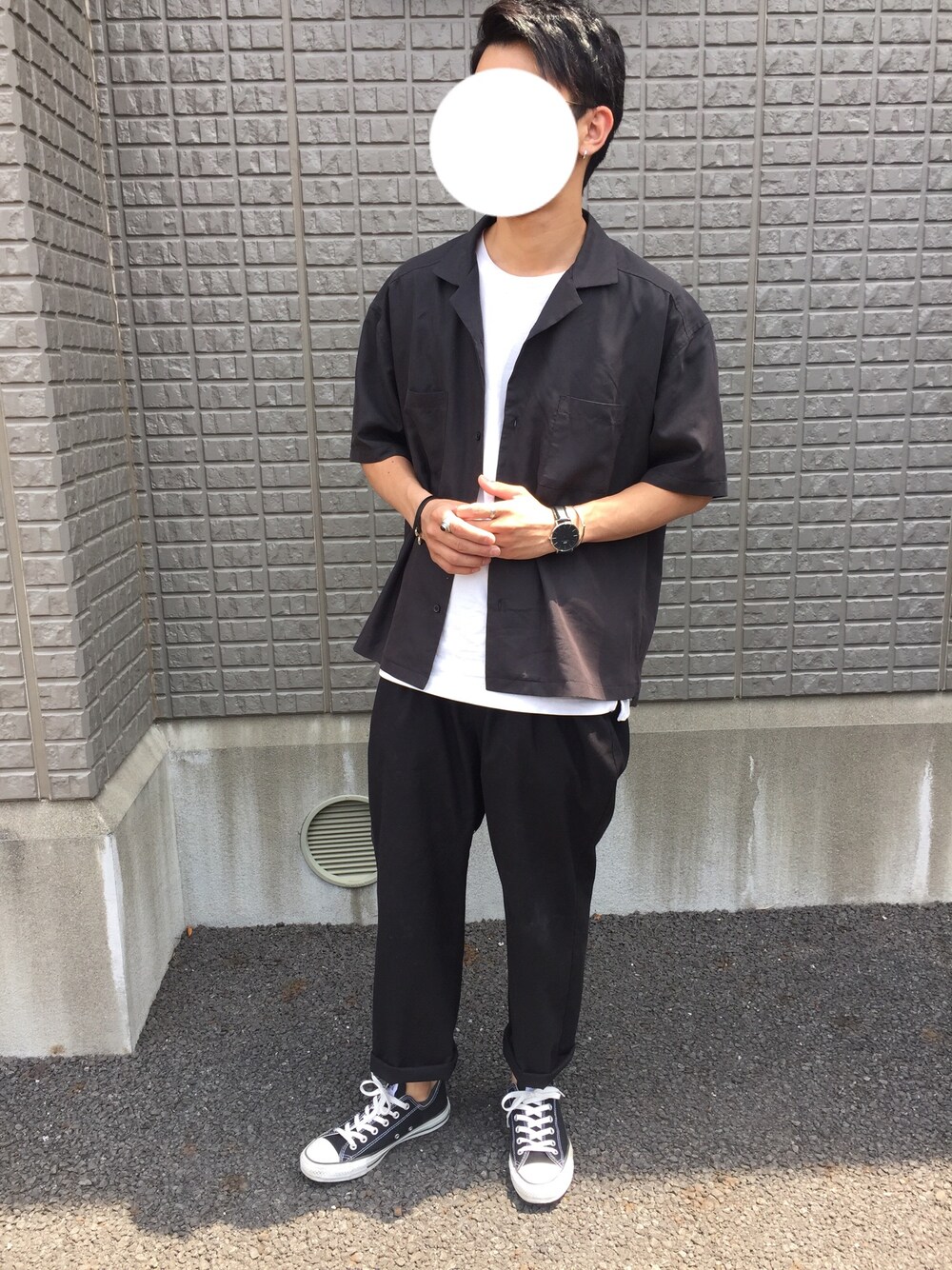 ブラック系のシャツ/ブラウス、ブラック系のスラックス、ブラック系のスニーカーを着用したメンズの夏コーディネートの1枚目の写真