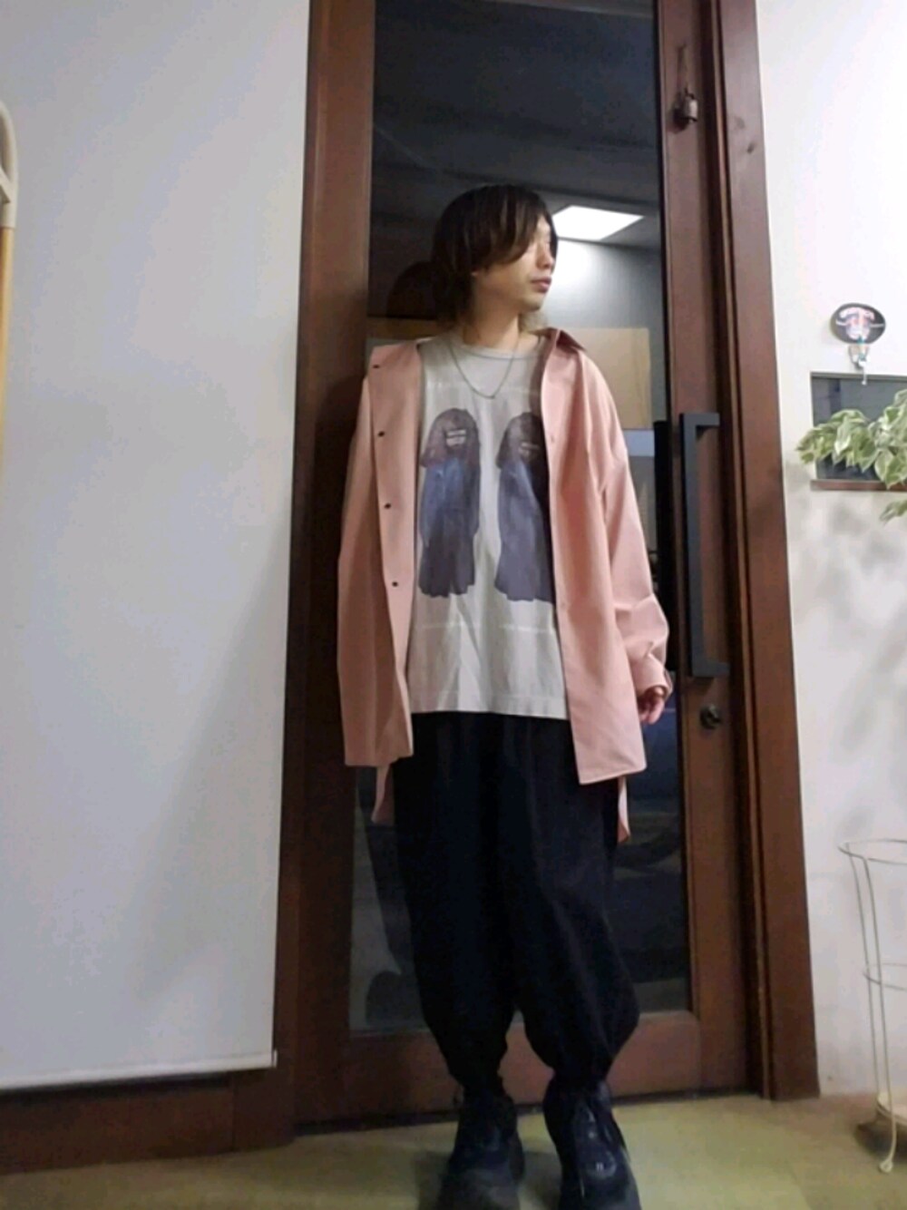 グレー系のTシャツ/カットソー、ブラック系のパンツ、ピンク系のシャツ/ブラウスを着用したメンズの春コーディネートの1枚目の写真