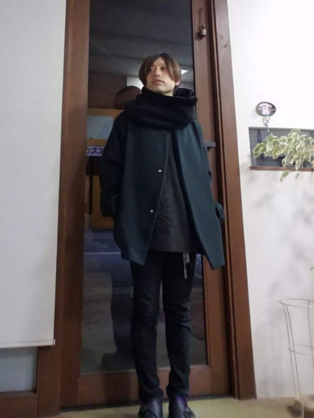 ブラック系のジャケット/アウター、グレー系のトップス、ブラック系のデニムパンツを着用したメンズの冬コーディネートの1枚目の写真