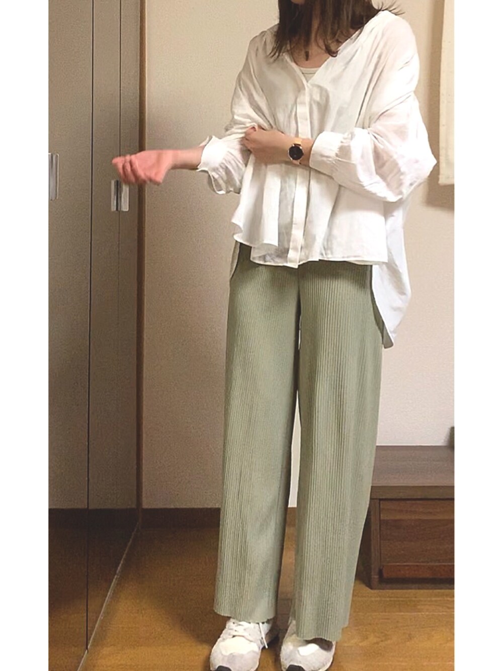 ホワイト系のシャツ/ブラウス、グリーン系のその他パンツ、ホワイト系のスニーカーを着用したレディースの春コーディネートの1枚目の写真