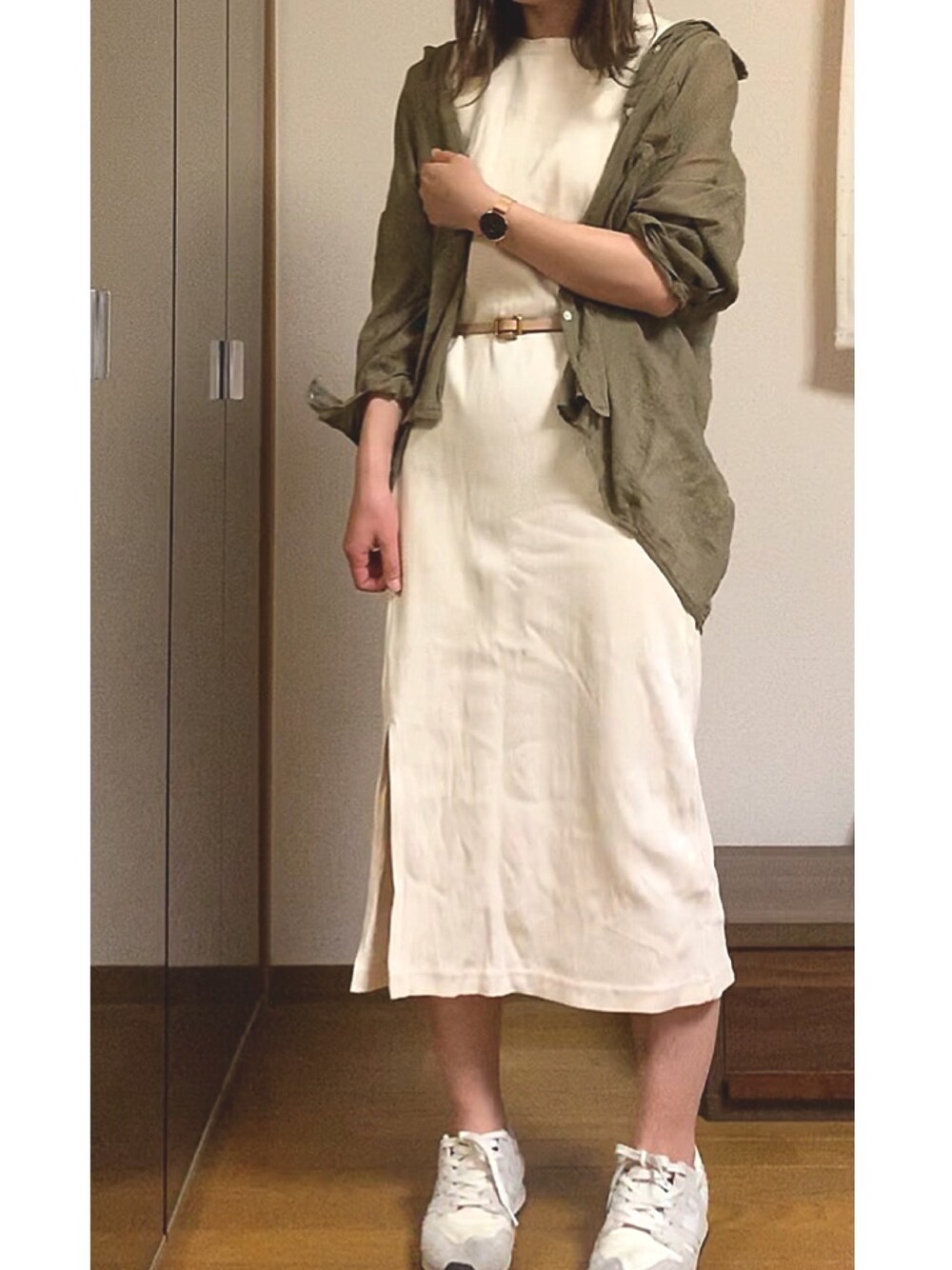 ベージュ系のワンピース、ブラウン系のシャツ/ブラウス、ホワイト系のスニーカーを着用したレディースの春コーディネートの1枚目の写真