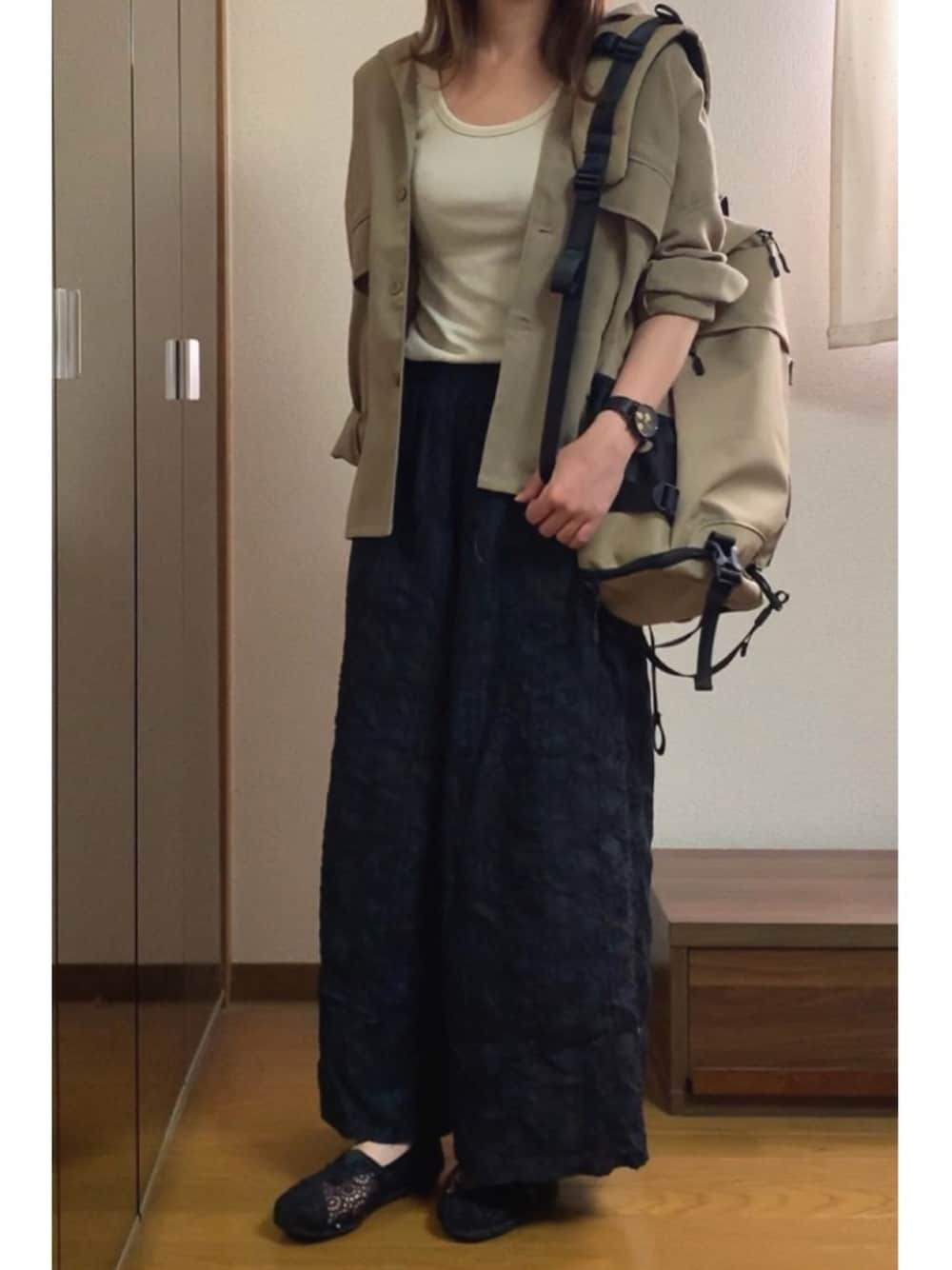 「大人カジュアル、シンプル、ゆるコーデ、ラフ、シャツスタイル、ワイドパンツ、ベージュ、ブラック、リュック、おしゃれさんと繋がりたい」｜「Starting Overのビッグシルエット ポリナチュラルストレッチ サファリテーラードシャツジャケット（シャツ/ブラウス、ベージュ系）」を使った、yar✩さん（レディース・156cm）の春コーディネートの1枚目の写真