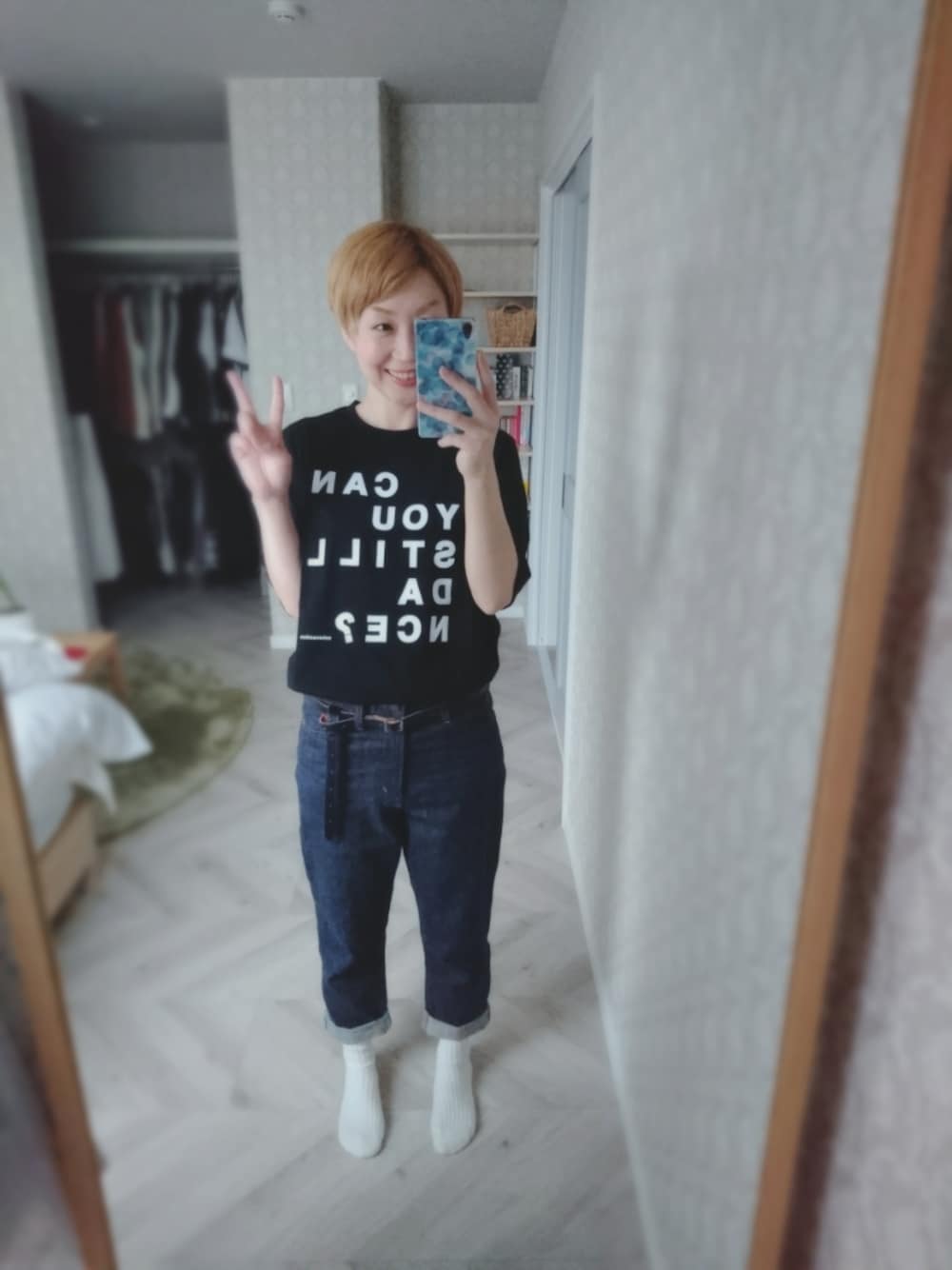 ブルー系のデニムパンツ、ブラック系のシューズ、ブラック系のTシャツ/カットソーを着用したレディースの夏コーディネートの1枚目の写真