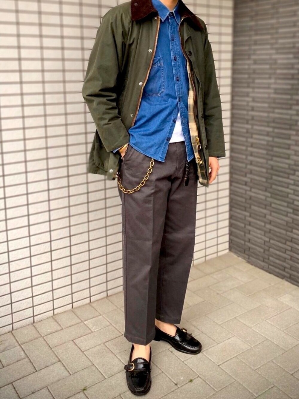 「ユニクロ、barbour、バブアー、ローファー、春コーデ、スラックス、デニムシャツ、レイヤードスタイル、ワイドパンツ、白Tシャツ」｜「UNIQLOのアイテム（スラックス、グレー系）」を使った、k.t.さん（メンズ・168cm）の春コーディネートの1枚目の写真