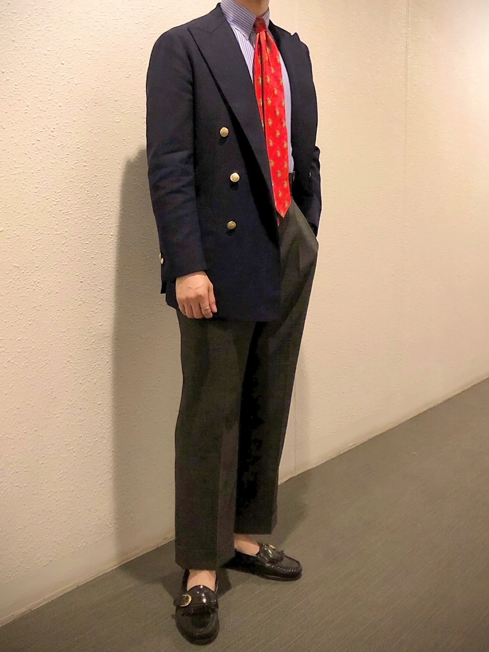 「ジャケットスタイル、紺ブレ、スラックス、革靴、タブカラーシャツ、スーツ、ワイドパンツ、ネクタイ、ダブルジャケット、金ボタン」｜「COLE HAANのアイテム（ローファー、ブラック系）」を使った、k.t.さん（メンズ・168cm）の春コーディネートの1枚目の写真