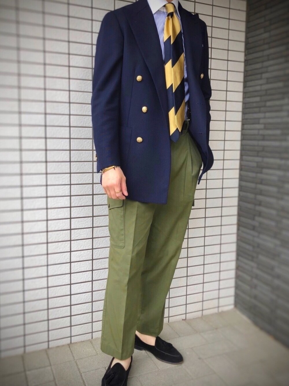 「カーゴパンツ、紺ブレ、金ボタン、ブレザー、ローファー、ネクタイ、ジャケット、仕事着、ゆるコーデ、ダブルジャケット」｜「UNIVERSAL LANGUAGEのアイテム（テーラードジャケット、ブルー系）」を使った、k.t.さん（メンズ・168cm）の春コーディネートの1枚目の写真