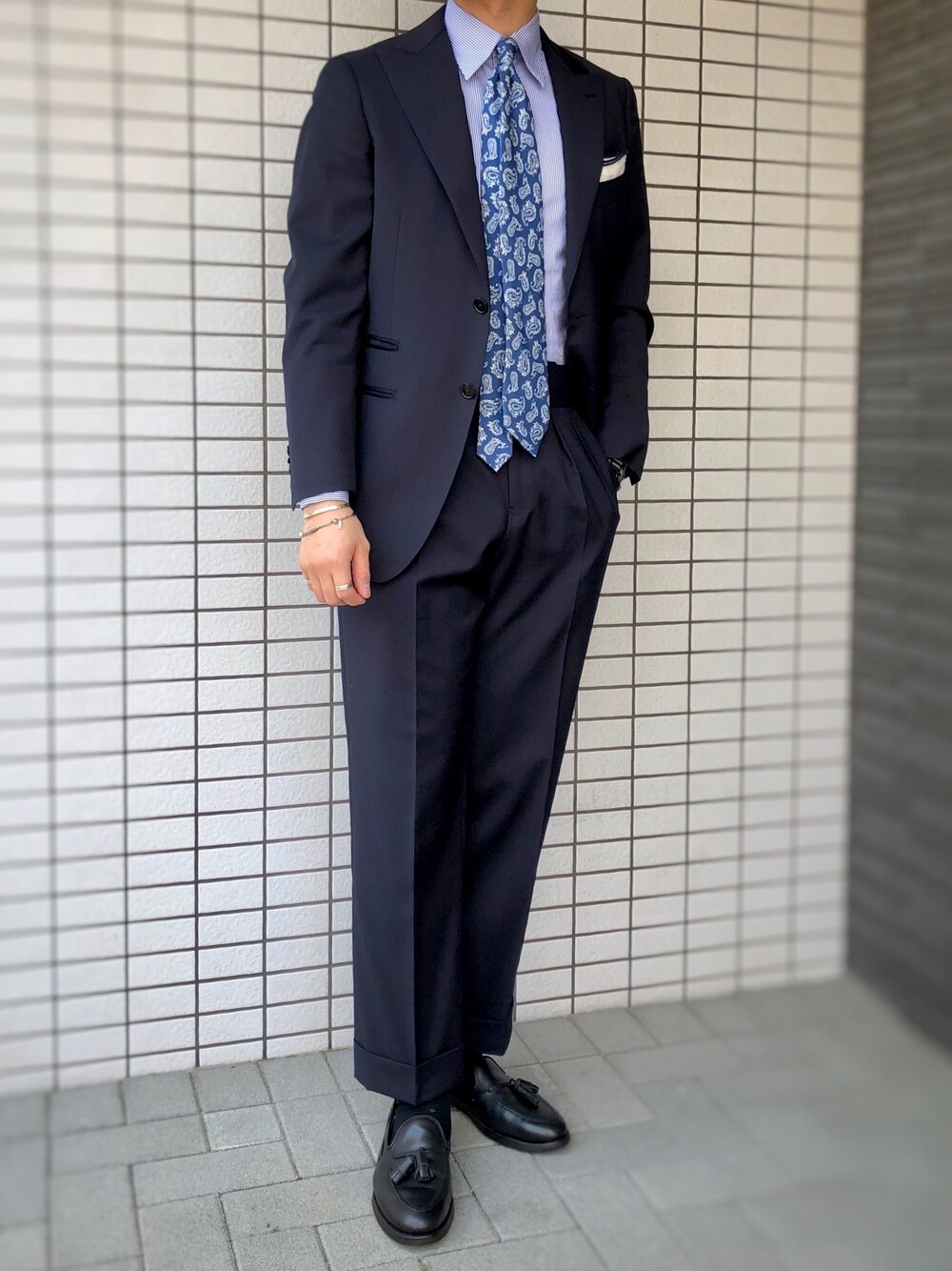 「スーツ、ネクタイ、仕事着、夏コーデ、ローファー、クロケット＆ジョーンズ、タッセルローファー、ネイビースーツ、スーツスタイル、大人コーデ」｜「CROCKETT&JONESのCROCKETT & JONES / CAVENDISH3 カーフ タッセルローファー（ローファー、ブラック系）」を使った、k.t.さん（メンズ・168cm）の春コーディネートの1枚目の写真