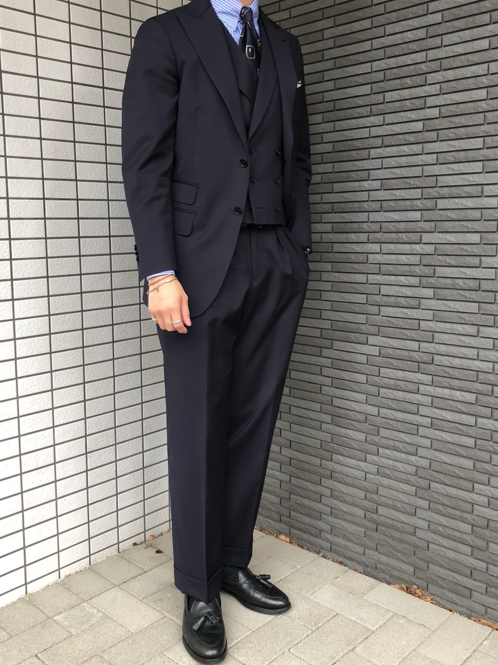 「スーツ、タッセルローファー、革靴、仕事着、スリーピース、ネクタイ、ワイシャツ、秋コーデ」｜「CROCKETT&JONESのCROCKETT & JONES / CAVENDISH3 カーフ タッセルローファー（ローファー、ブラック系）」を使った、k.t.さん（メンズ・168cm）の秋コーディネートの1枚目の写真