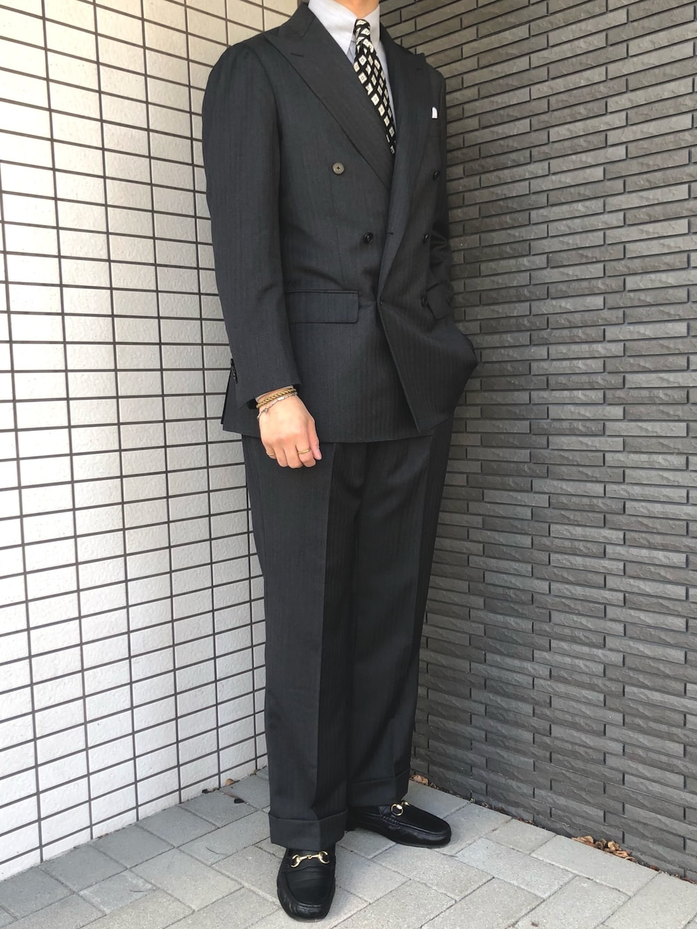 グレー系のセットアップを着用したメンズの秋コーディネートの1枚目の写真