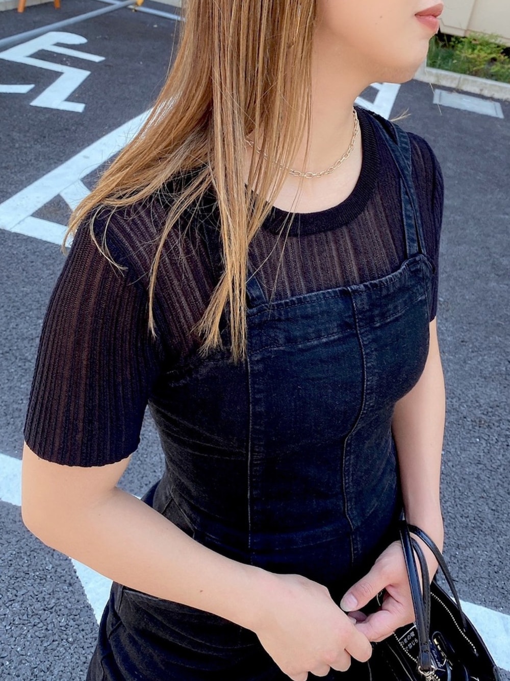 「ブラックコーデ、オールブラックコーデ、オールブラック、オールインワン、moussy、by muni:r、秋服準備はじめました、ママファッション」｜「MOUSSYのDOUBLE STRAP DENIM ジャンプスーツ（つなぎ/オールインワン、ブラック系）」を使った、kmss1122さん（レディース・159cm）の秋コーディネートの1枚目の写真