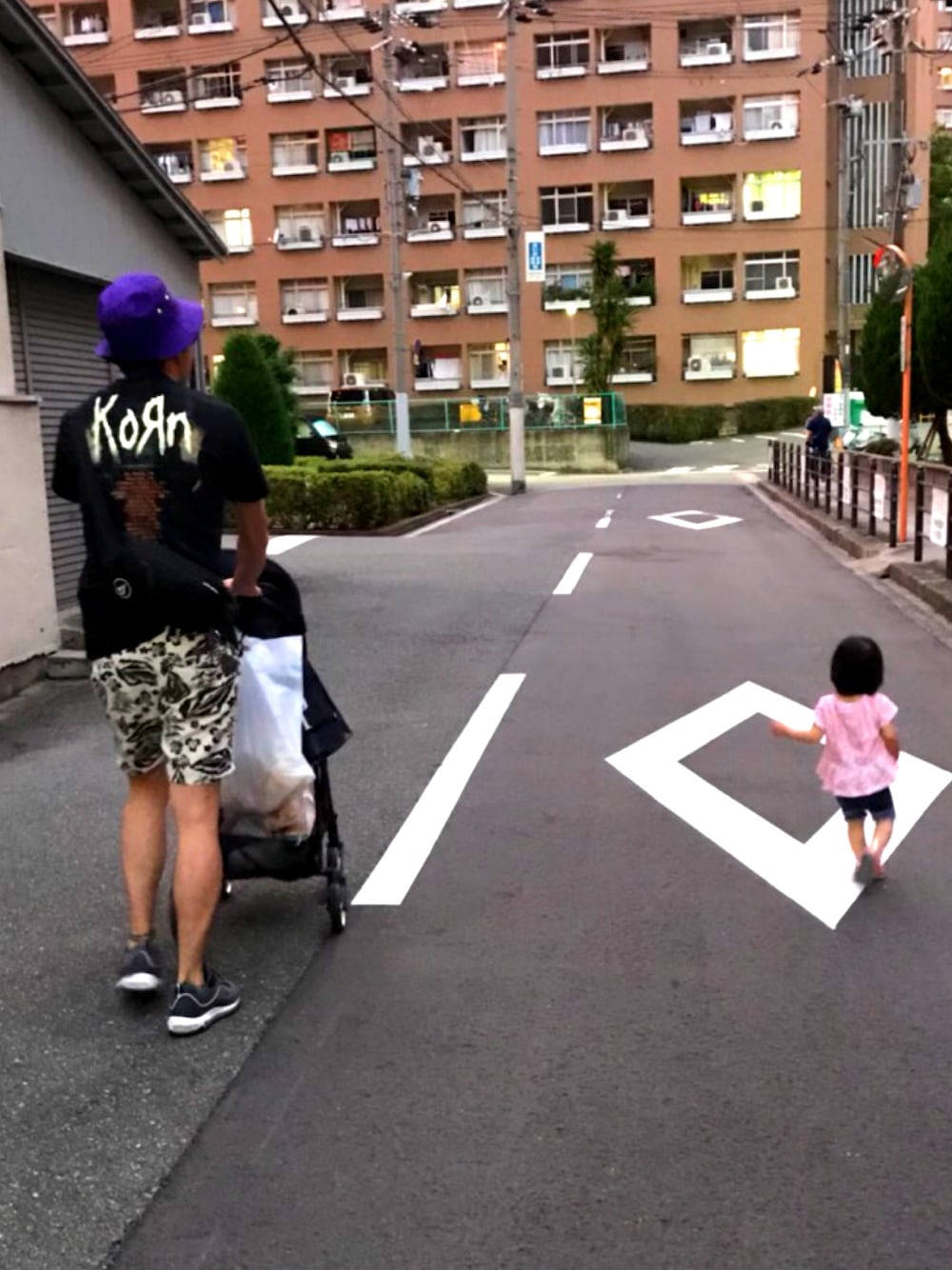 「休日の一コマ、平和、フェス感、korn、AIRMAX98、メタT、短パン」｜「kornのアイテム（Tシャツ/カットソー、ブラック系）」を使った、syo-riさん（メンズ・177cm）の夏コーディネートの1枚目の写真