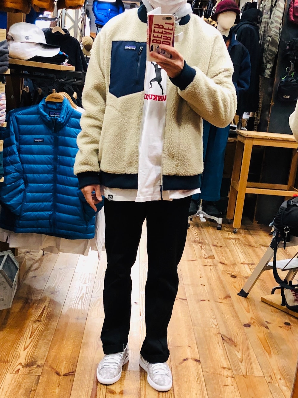 ベージュ系のブルゾン、ホワイト系のTシャツ/カットソー、ブラック系のチノパンツを着用したメンズの秋コーディネートの1枚目の写真