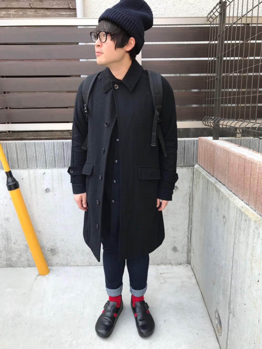「大人カジュアル、パパコーデ、休日スタイル、ブラック、ステンカラーコート、靴下チラ見せ」｜「AMERICAN RAG CIEのウール ステンカラーコート WEB限定（ステンカラーコート、ブラック系）」を使った、ここぱぱさん（メンズ・165cm）の冬コーディネートの1枚目の写真