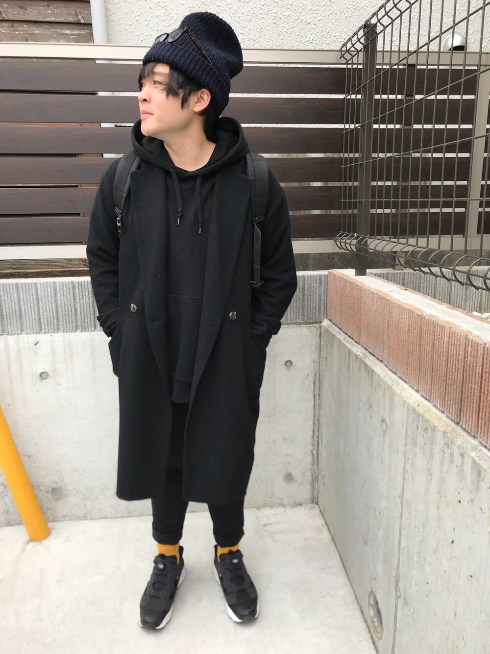 「パパコーデ、靴下チラ見せ、黒スキニー、パーカー、オーバーコート、ビッグシルエット、黒、きいろ靴下、休日スタイル」｜「URBAN RESEARCH DOORSのソフトツイードダブルコート（その他アウター、ブラック系）」を使った、ここぱぱさん（メンズ・165cm）の冬コーディネートの1枚目の写真