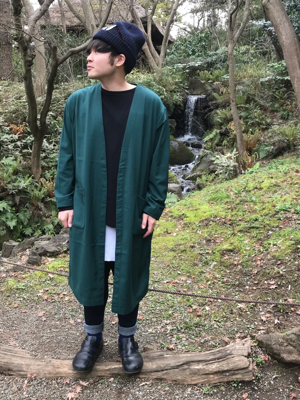 「春コーデ、三渓園、花見、シンプル、UNIQLO、センスオブプレイス、靴下チラ見せ、パパコーデ、レイヤードスタイル」｜「SENSE OF PLACE by URBAN RESEARCHのボリュームガウン（その他アウター、グリーン系）」を使った、ここぱぱさん（メンズ・165cm）の春コーディネートの1枚目の写真