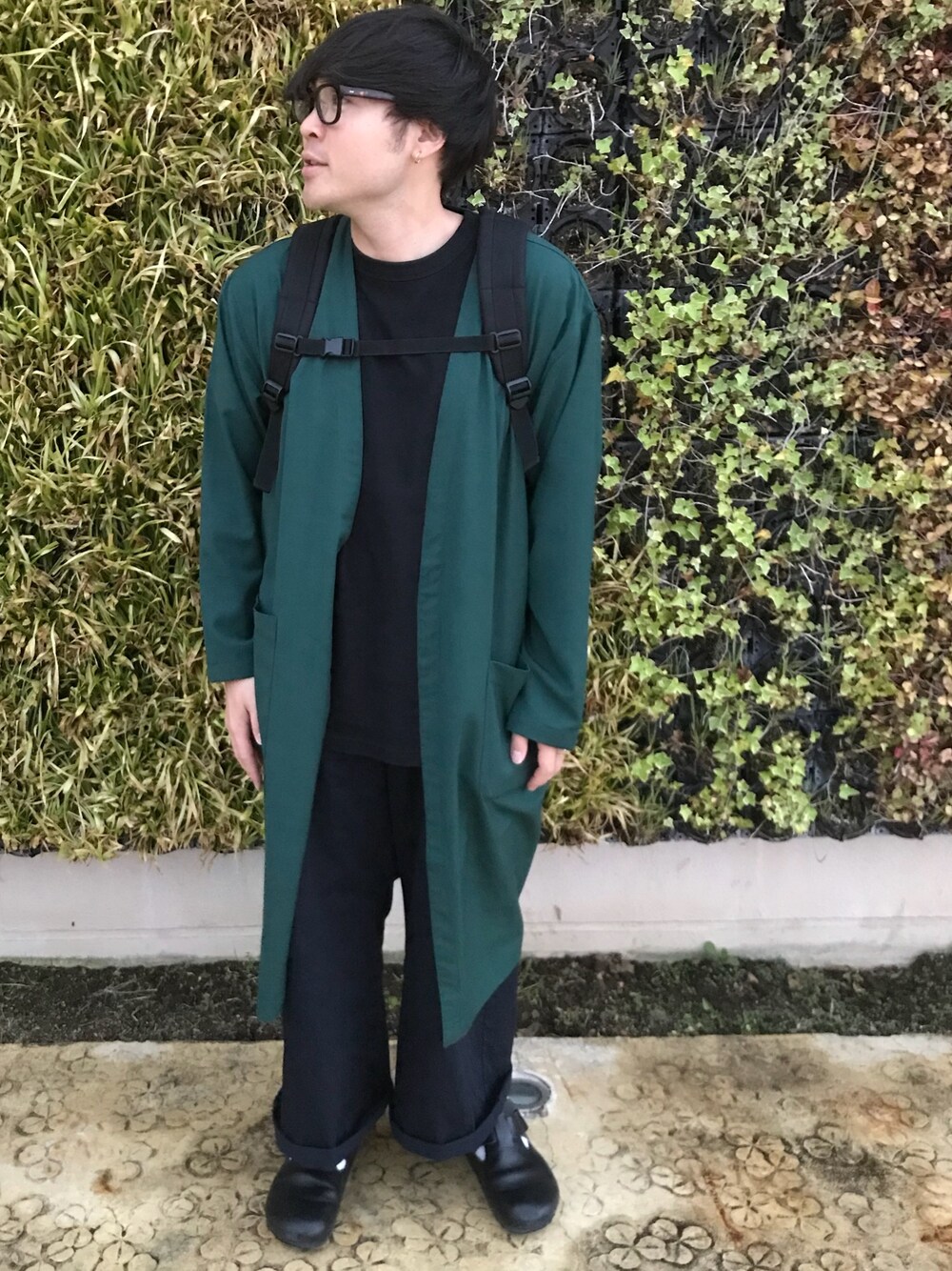 「シンプルコーデ、春コーデ、birkenstock、メガネ男子、パパコーデ、ゆるコーデ、みどり」｜「SENSE OF PLACE by URBAN RESEARCHのボリュームガウン（その他アウター、グリーン系）」を使った、ここぱぱさん（メンズ・165cm）の春コーディネートの1枚目の写真