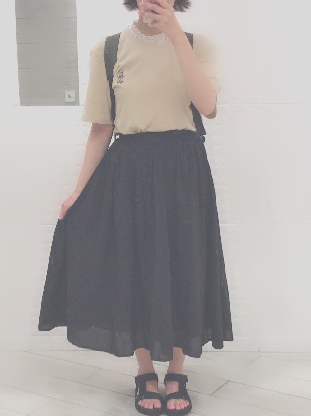 ホワイト系のTシャツ/カットソー、ベージュ系のTシャツ/カットソー、ブラック系のスカートを着用したレディースの夏コーディネートの1枚目の写真