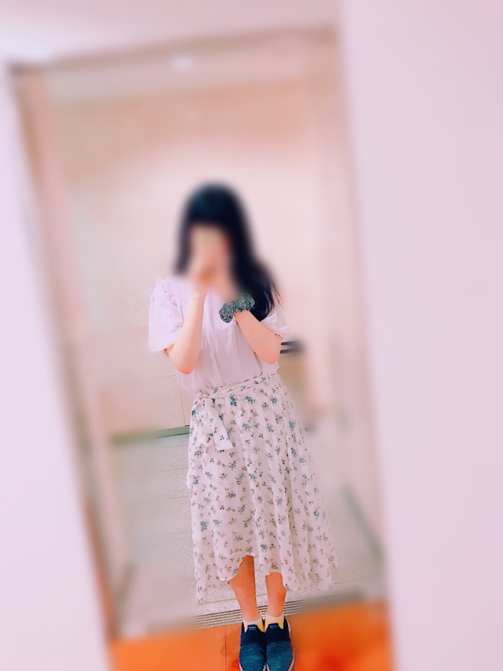 「プチプラコーデ、ゆるコーデ、おでかけ、パープル、axes femme、axes femme POETIQUE、ホワイト、花柄スカート」｜「axes femme POETIQUEの立体フラワー袖プルオーバー（Tシャツ/カットソー、パープル系）」を使った、ゆきろん❄さん（レディース・163cm）の夏コーディネートの1枚目の写真