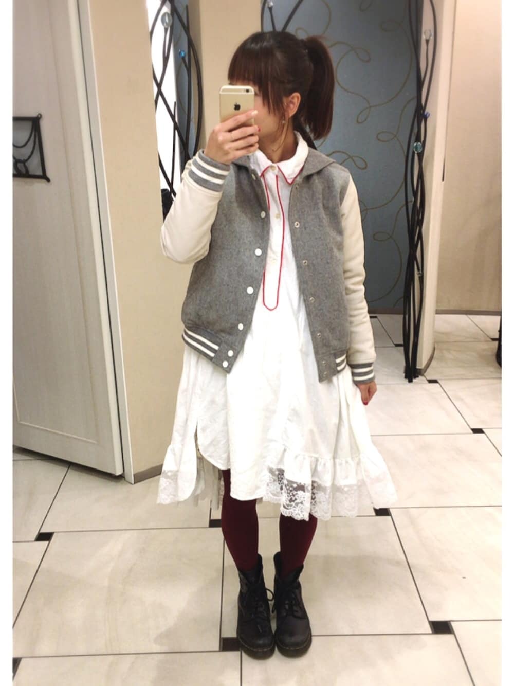 「aikoジャンキー、ポニーテール、スタジャン、ｂｕｌｌｅ　ｄｅ　ｓａｖｏｎ、Dr.Martens、カラータイツ、リメイク、cathy、ワンピース、冬コーデ」｜「bulle de savonのレザ-             セ-ラ-スタジャン（スタジャン、グレー系）」を使った、コダさん（レディース・154cm）の冬コーディネートの1枚目の写真