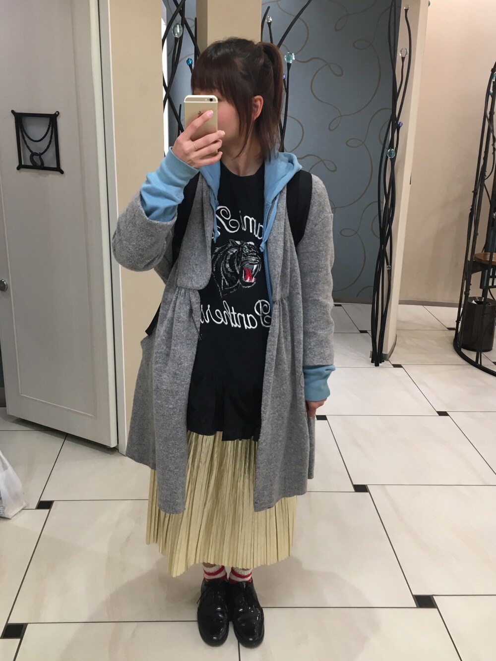 「aikoジャンキー、ハーフアップ、パーカー、ゴールドスカート、リメイク、冬春コーデ、UNIQLO、プリーツスカート」｜「UNIQLOのMEN ライトウエイトフルジップパーカ（長袖）（パーカー、ブルー系）」を使った、コダさん（レディース・154cm）の春コーディネートの1枚目の写真