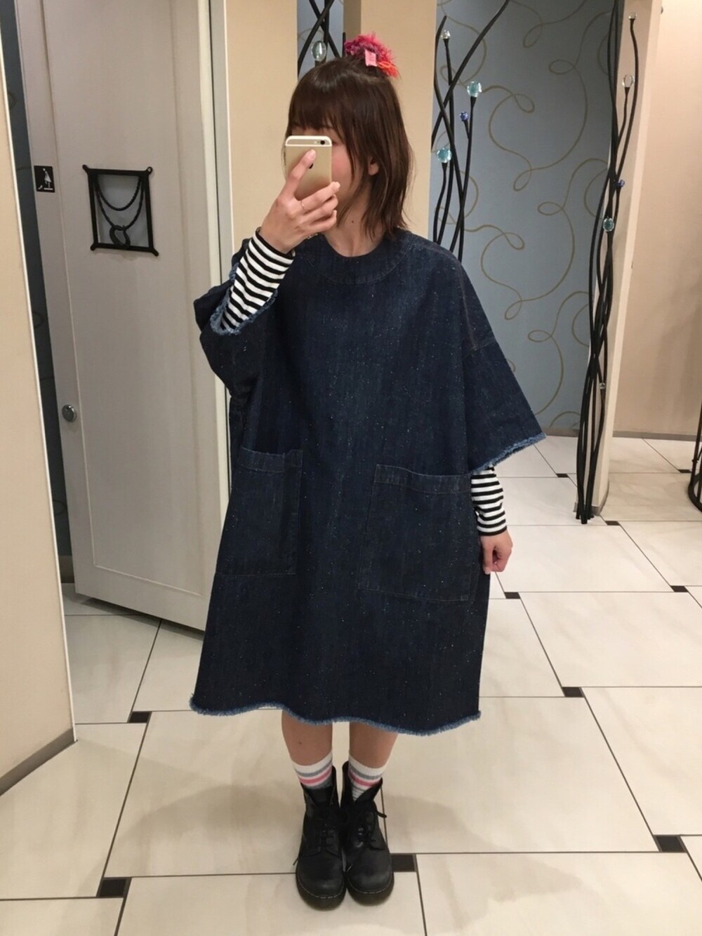 「aikoジャンキー、アイアムアイ、デニムワンピース、靴下屋、ドクターマーチン、ボーダートップス、シンプルコーデ」｜「spoooonのアイテム（ヘアゴム、ピンク系）」を使った、コダさん（レディース・154cm）の春コーディネートの1枚目の写真