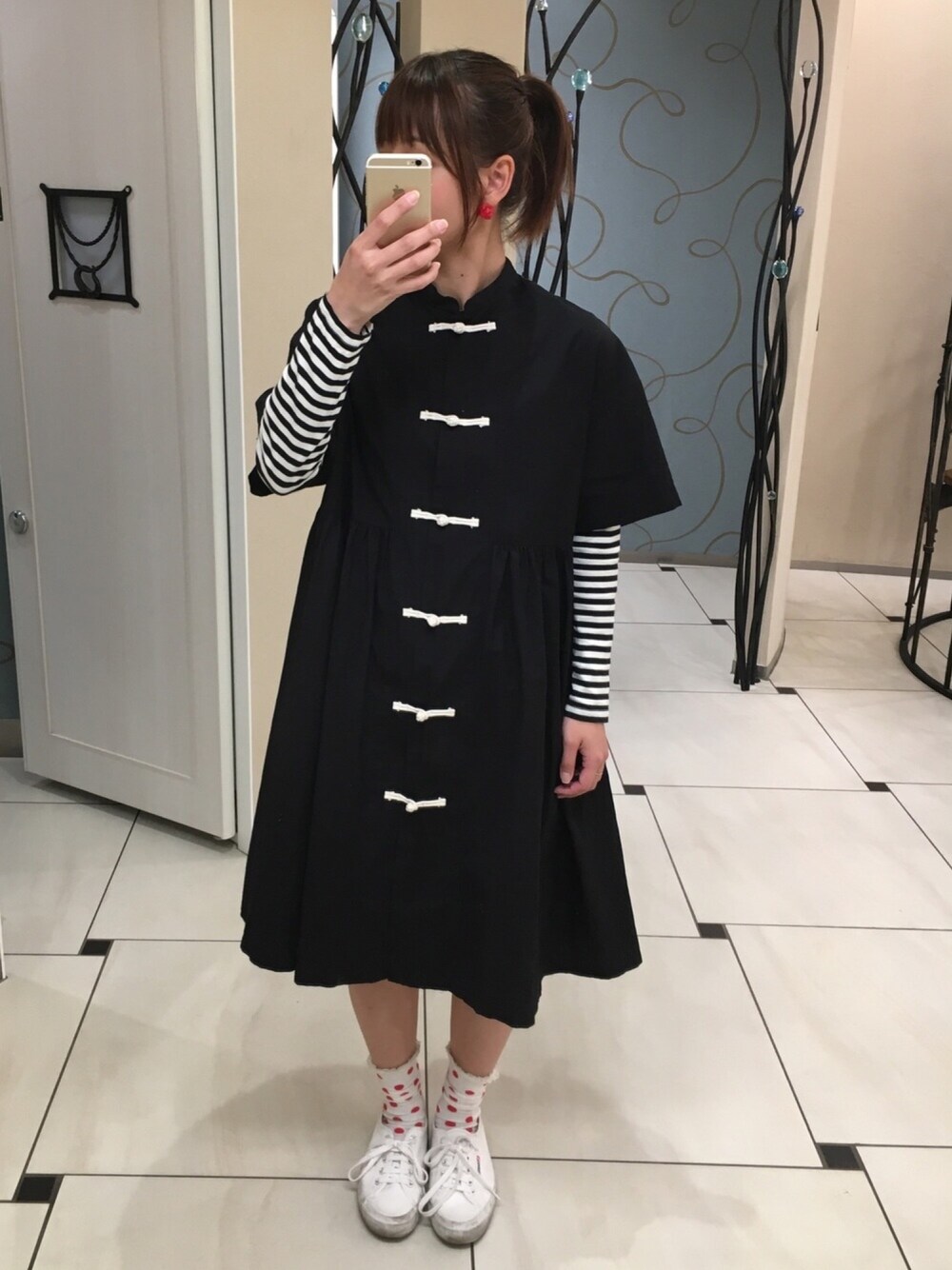 「aikoジャンキー、ポニーテール、チャイナワンピース、アイアムアイ、I am I、黒×白、ワンピース×スニーカー、シンプルコーデ、ボーダー×ドット、差し色に赤」｜「I AM I BOYGALの50BROAD　チャイナワンピース＊（ワンピース、ブラック系）」を使った、コダさん（レディース・154cm）の春コーディネートの1枚目の写真