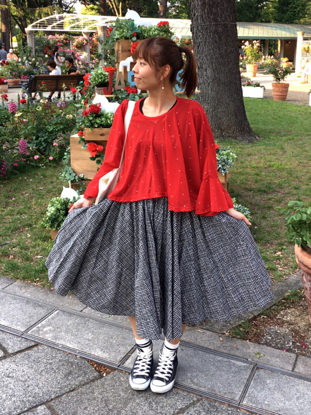 「aikoジャンキー、ポニーテール、チコラータ、cikolata、赤×黒、ドット×チェック、BEAMS BOY、ラクチンコーデ、ワンピース×スニーカー」｜「cikolataのアイテム（トップス、レッド系）」を使った、コダさん（レディース・154cm）の春コーディネートの1枚目の写真