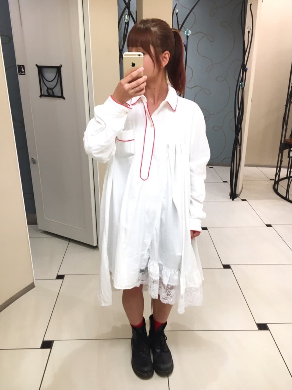 「aikoジャンキー、リメイク、ワンピース、ポニーテール、白×赤、シャツワンピ、マーチン」｜「cathyのアイテム（ワンピース、ホワイト系）」を使った、コダさん（レディース・154cm）の夏コーディネートの1枚目の写真