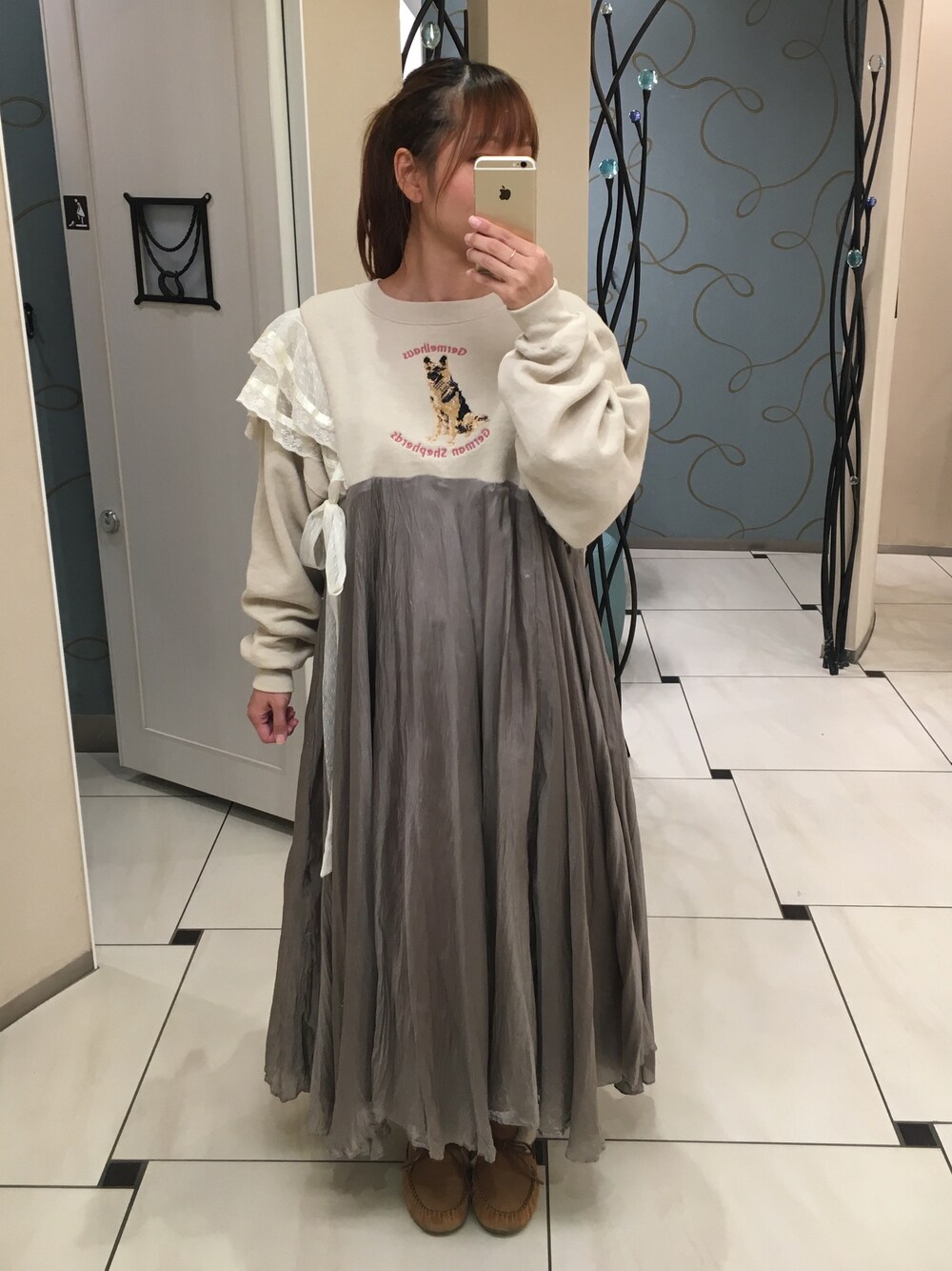 「aikoジャンキー、ポニーテール、ワンピース、リメイク、ミネトンカ、ラクチンコーデ、犬、妊婦コーデ、cathy、刺繍」｜「cathyのアイテム（ワンピース、ベージュ系）」を使った、コダさん（レディース・154cm）の秋コーディネートの1枚目の写真