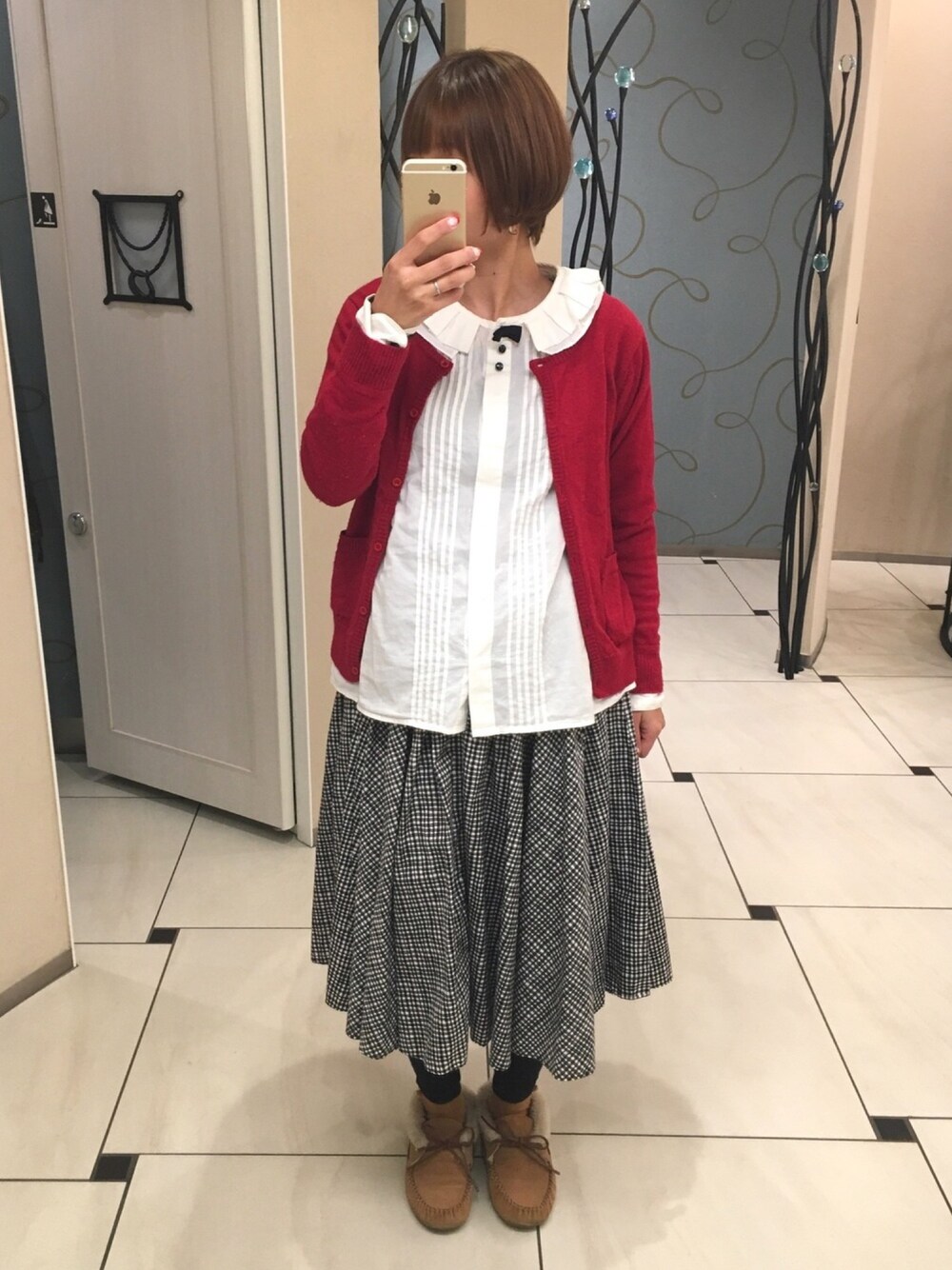 「aikoジャンキー、ショートボブ、赤×黒×白、チェックスカート、シャツスタイル、妊婦コーデ、ミネトンカ」｜「POU DOU DOUのラッフルカラーブラウス（シャツ/ブラウス、ホワイト系）」を使った、コダさん（レディース・154cm）の秋コーディネートの1枚目の写真