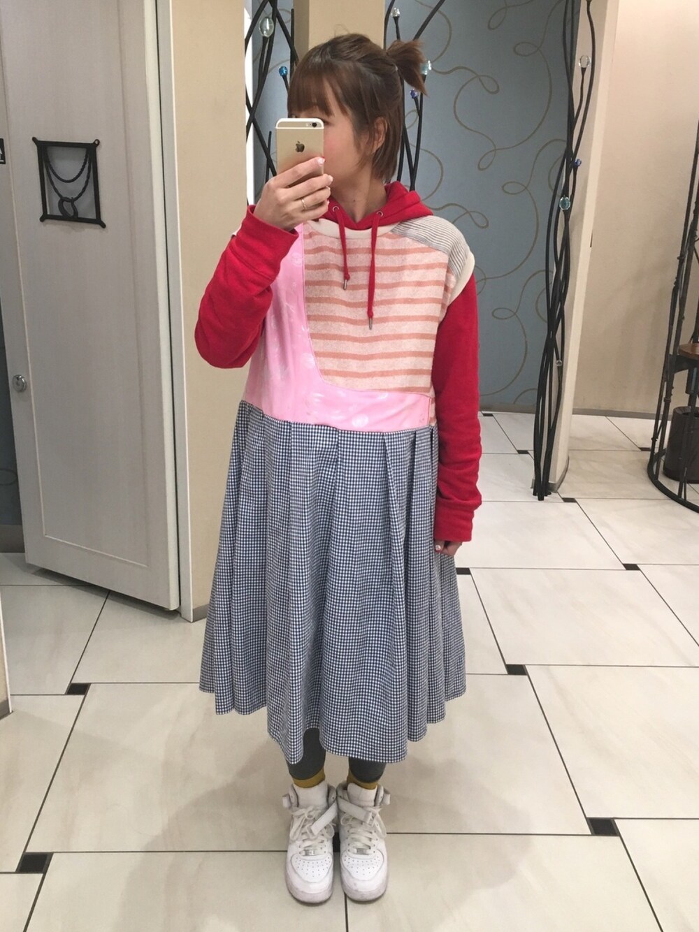 「aikoジャンキー、ショートボブ、妊婦コーデ、ワンピース×スニーカー、リメイク、ラクチンコーデ、ナイキ、赤」｜「UNIQLOのUNIQLO スウェットプルパーカ M（パーカー、レッド系）」を使った、コダさん（レディース・154cm）の冬コーディネートの1枚目の写真