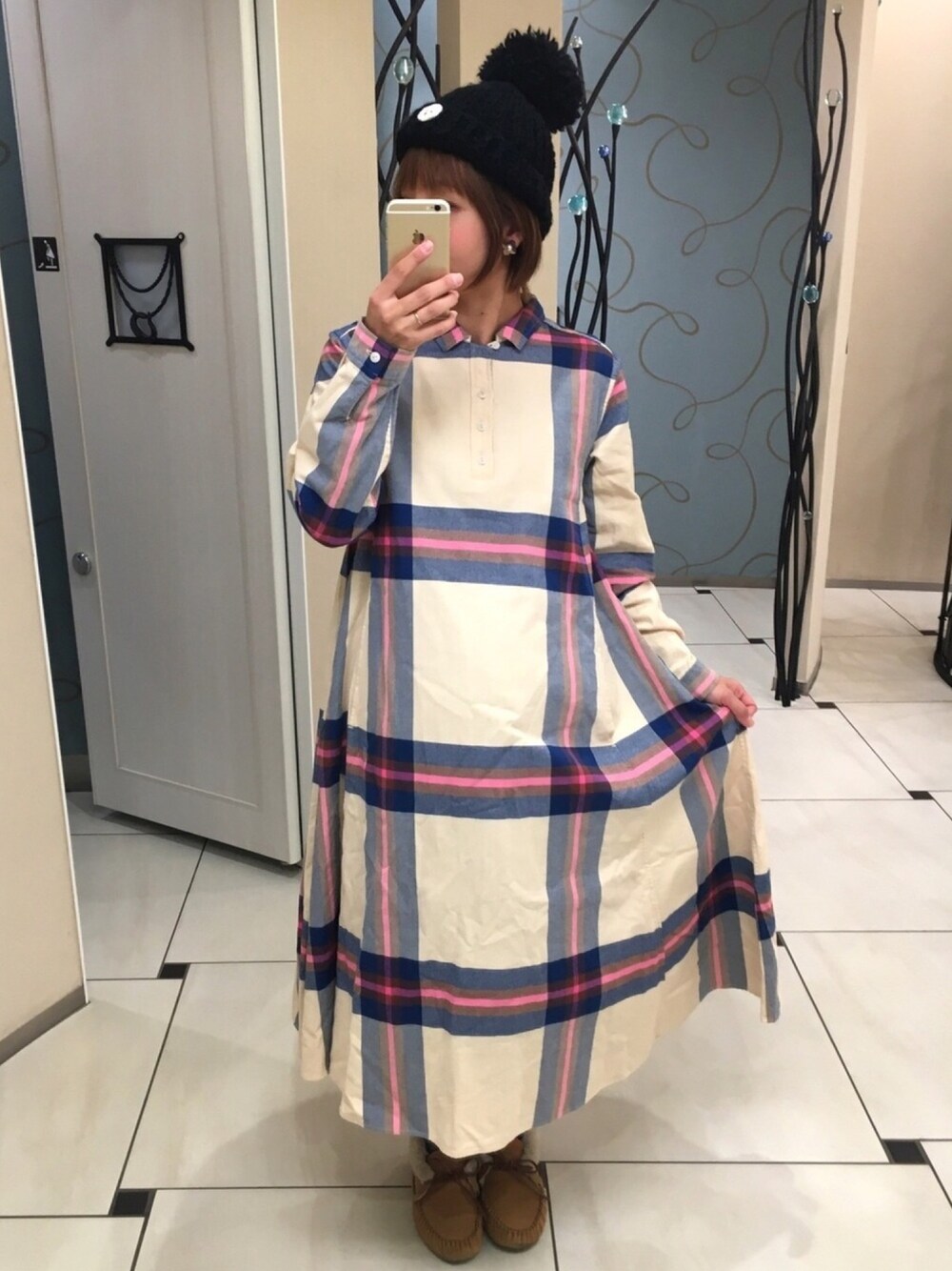 「aikoジャンキー、ポンポン帽子、BEAMS BOY、ワンピース、シンプルコーデ、チェックワンピース、ミネトンカ、妊婦コーデ、ラクチンコーデ、ハンドメイド」｜「BEAMS BOYのBEAMS BOY / BOY ビッグ タータン プルオーバー ワンピース（ワンピース、ホワイト系）」を使った、コダさん（レディース・154cm）の冬コーディネートの1枚目の写真