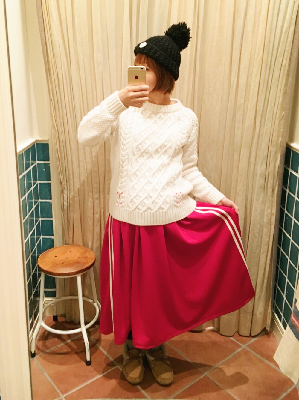 「Ray BEAMS、ジャージスカート、赤×白、カジュアルコーデ、ハンドメイド、ポンポン帽子、aikoジャンキー、赤スカート、ミネトンカ、妊婦コーデ」｜「GUのアイテム（ニット/セーター、ホワイト系）」を使った、コダさん（レディース・154cm）の冬コーディネートの1枚目の写真