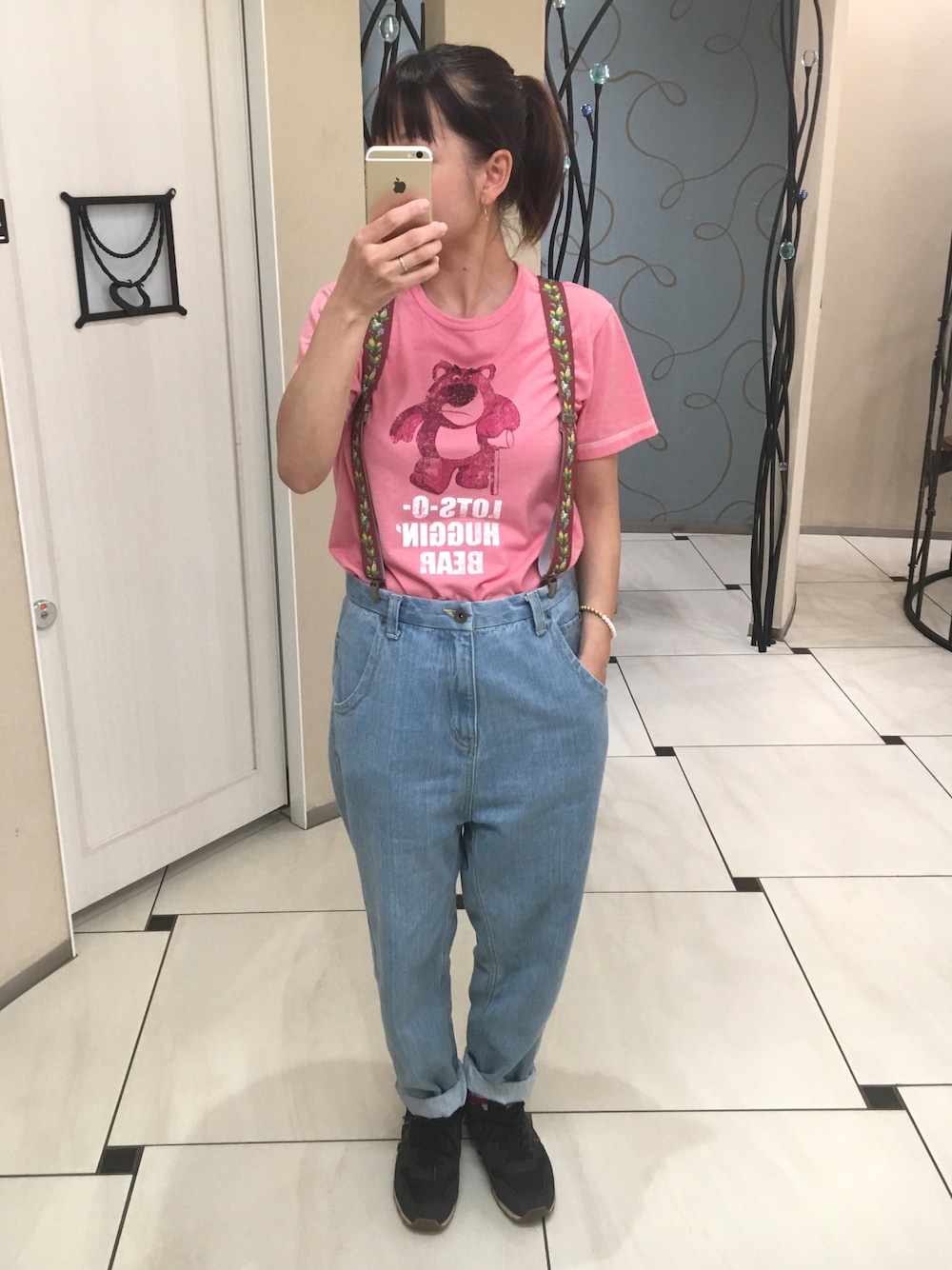 「aikoジャンキー、ポニーテール、Tシャツ×デニム、サスペンダー、didizizi、UNIQLO、Tシャツイン、ロッツォ」｜「didiziziの猫と果実の木      サスペンダー（サスペンダー、ピンク系）」を使った、コダさん（レディース・154cm）の夏コーディネートの1枚目の写真