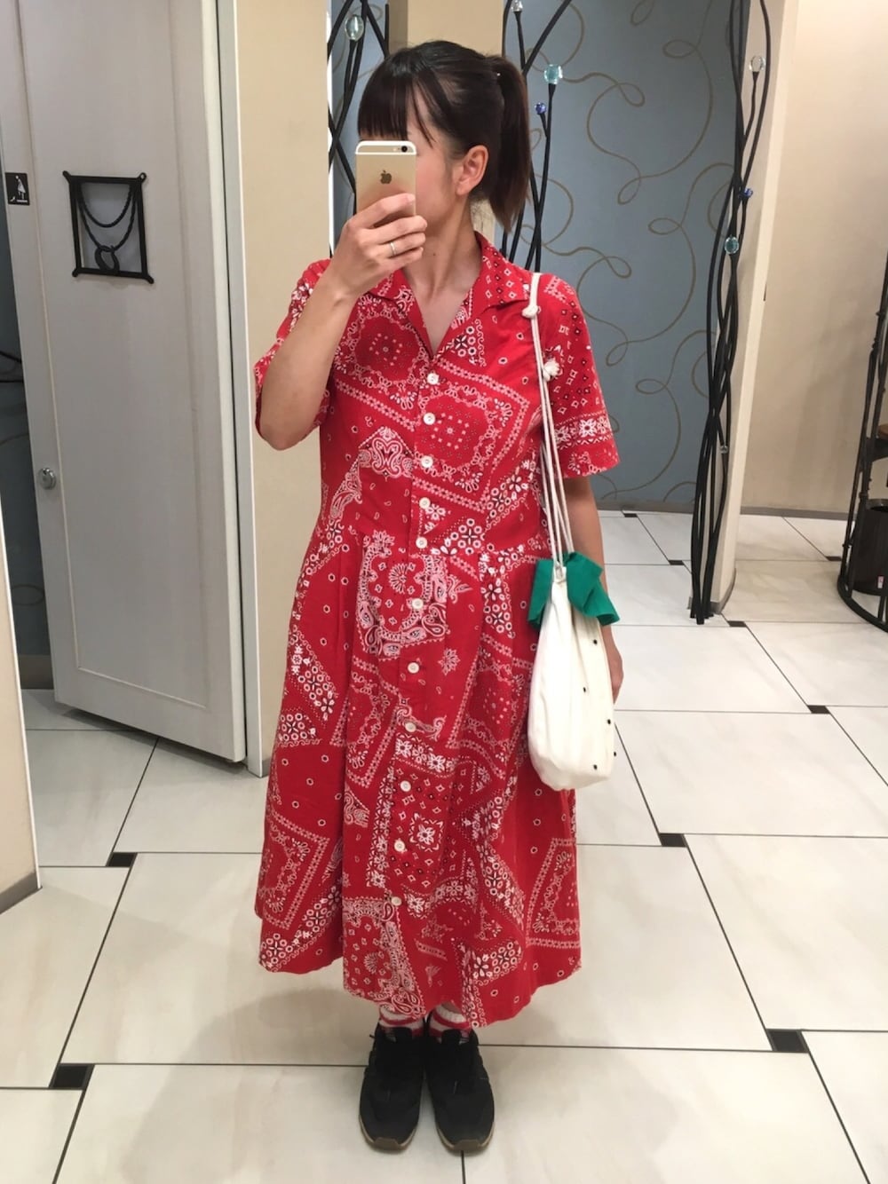 「夏セールで買いました、aikoジャンキー、ポニーテール、古着MIX、赤、CHILD WOMAN、ニューバランス、バンダナ柄、ラクチンコーデ、ワンピース×スニーカー」｜「CHILD WOMANのコットン/リネン バンダナパッチワーク 　開襟シャツワンピース（ワンピース、レッド系）」を使った、コダさん（レディース・154cm）の夏コーディネートの1枚目の写真