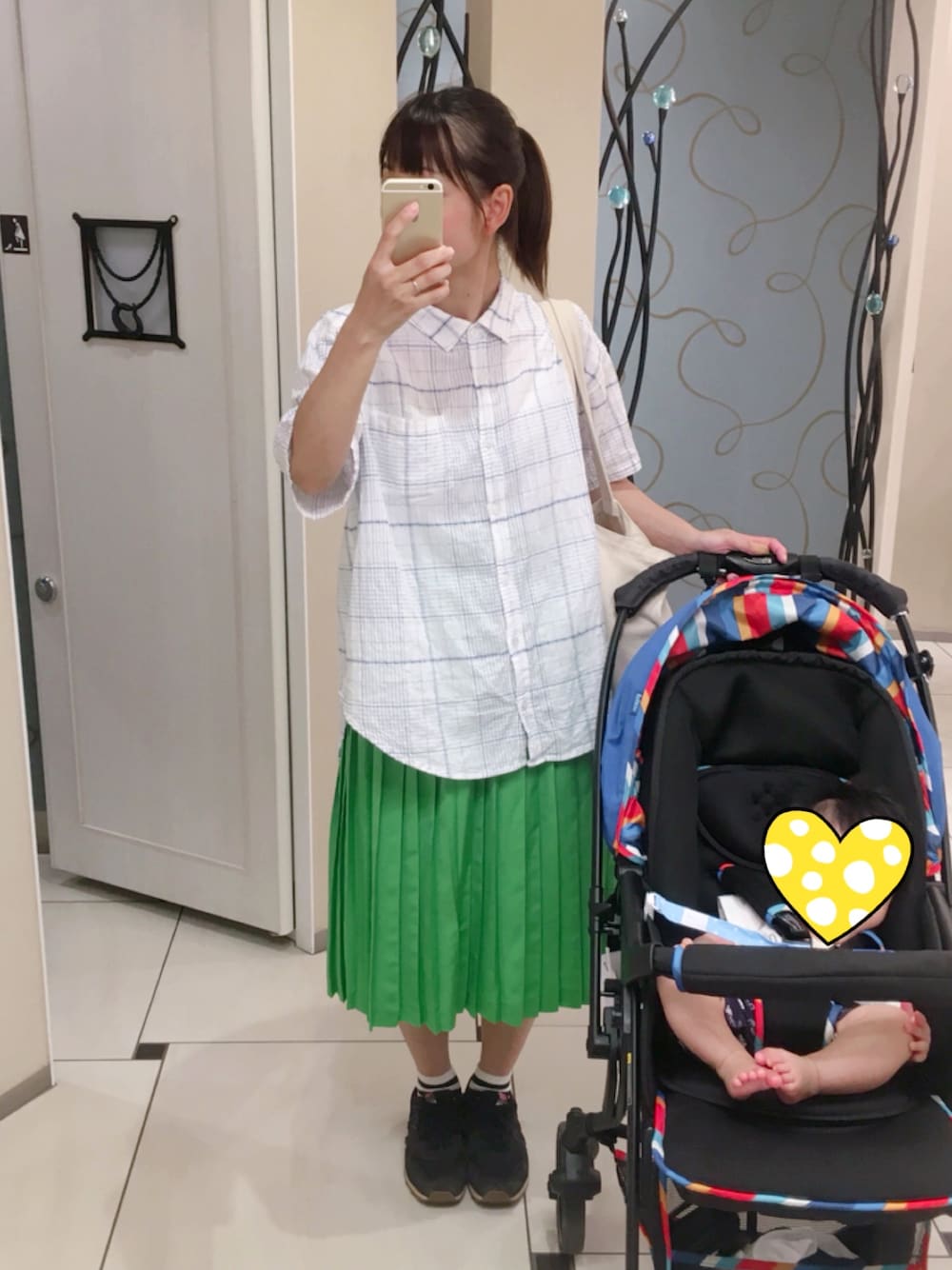 「親子ショット、aikoジャンキー、ポニーテール、PAR ICI、黄緑、０歳、お散歩、ベビーカー、シャツコーデ、ニューバランス」｜「PAR ICIのドビーチェックミドルシャツ（シャツ/ブラウス、ホワイト系）」を使った、コダさん（レディース・154cm）の夏コーディネートの1枚目の写真