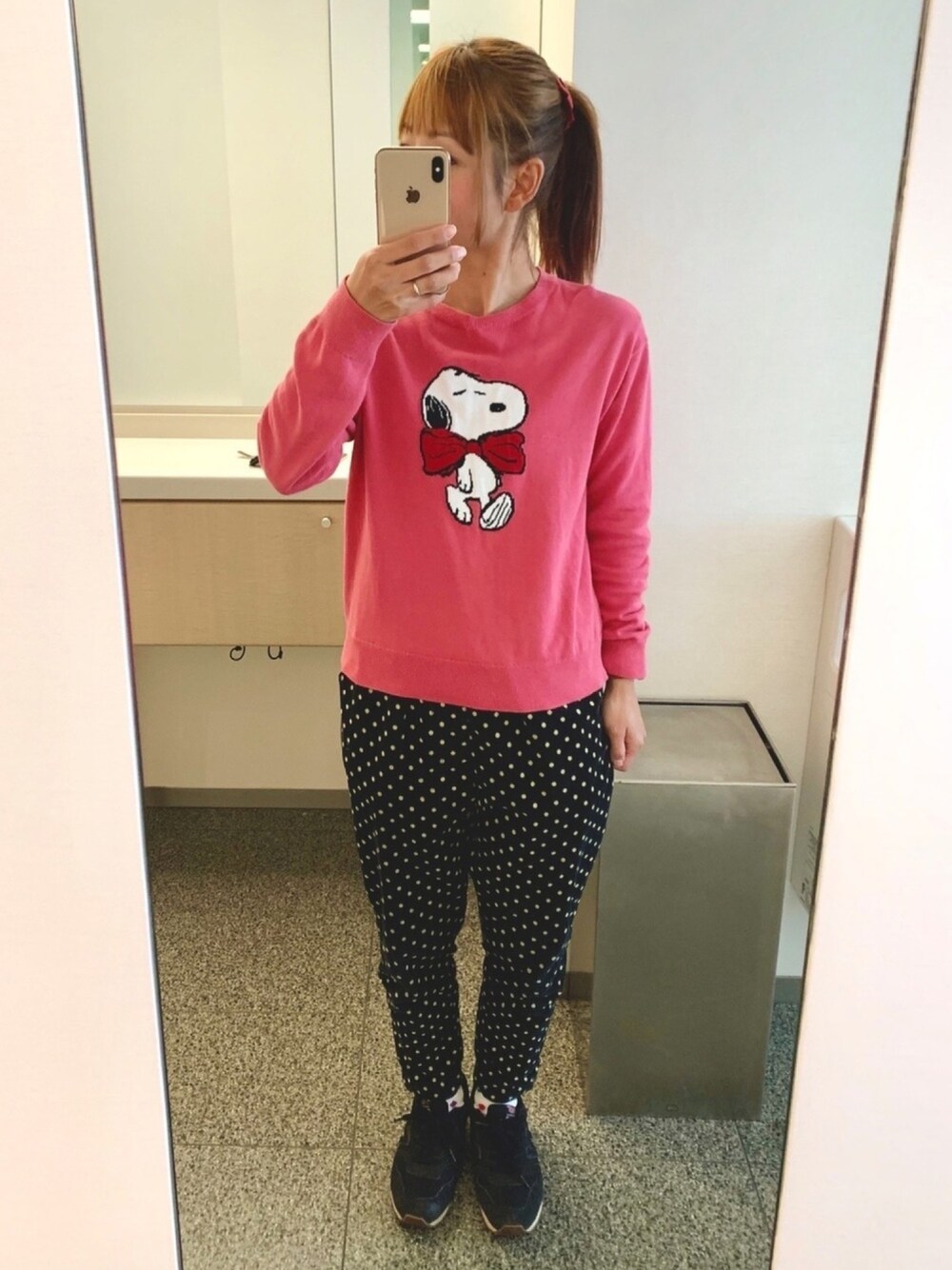 「aikoジャンキー、ポニーテール、スヌーピー、ユニクロ、水玉パンツ、ピンクニット、シンプルコーデ、aiko、スニーカー、リボン」｜「UNIQLOのアイテム（トップス、ピンク系）」を使った、コダさん（レディース・154cm）の冬コーディネートの1枚目の写真
