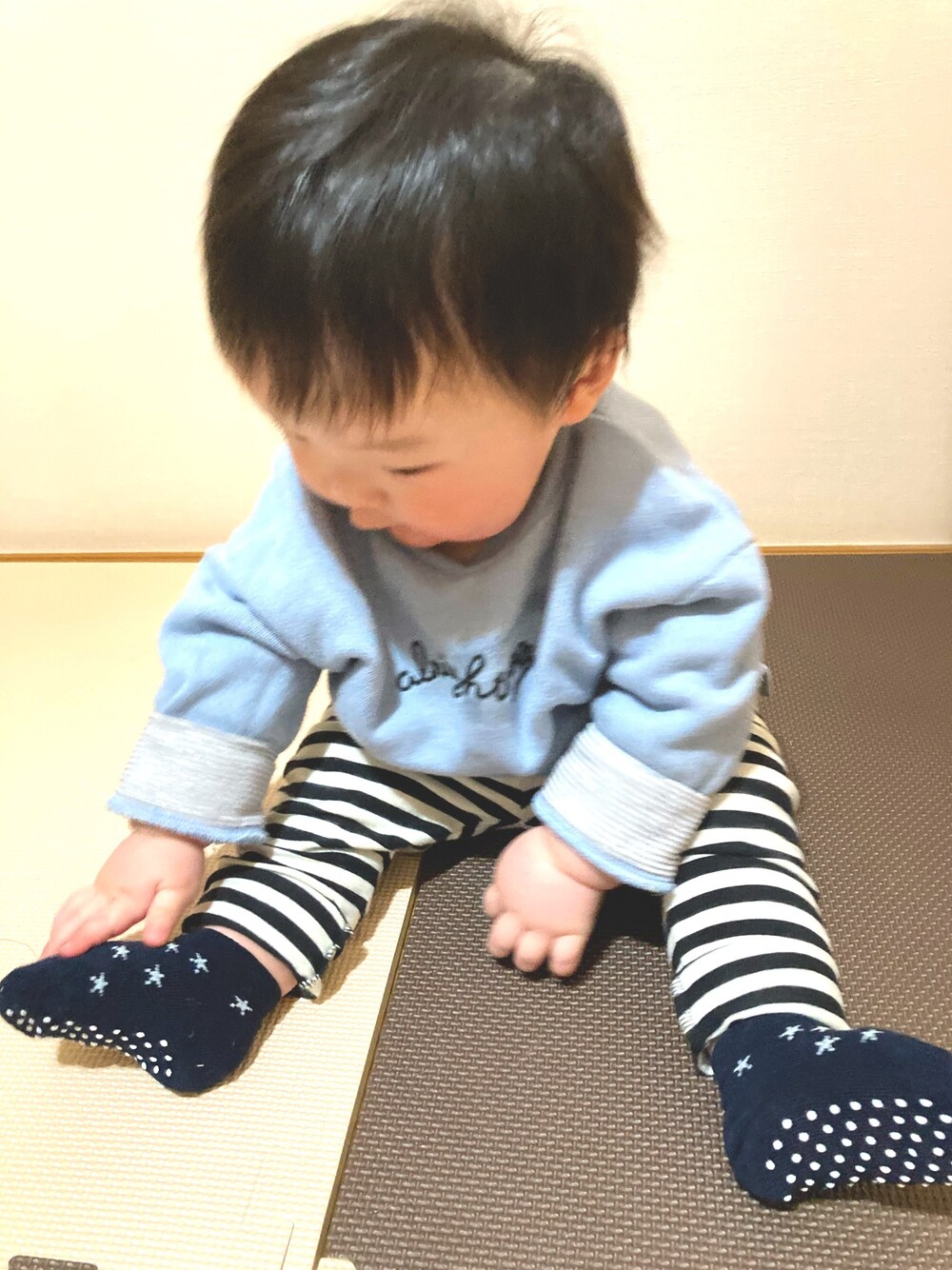 「UNIQLO、カジュアル、キッズコーデ、男の子、スウェット、おしゃれさんと繋がりたい、はるコーデ」｜「apres les coursのアイテム（スウェット、ブルー系）」を使った、YU⭐︎さん（キッズ・70cm）の冬コーディネートの1枚目の写真