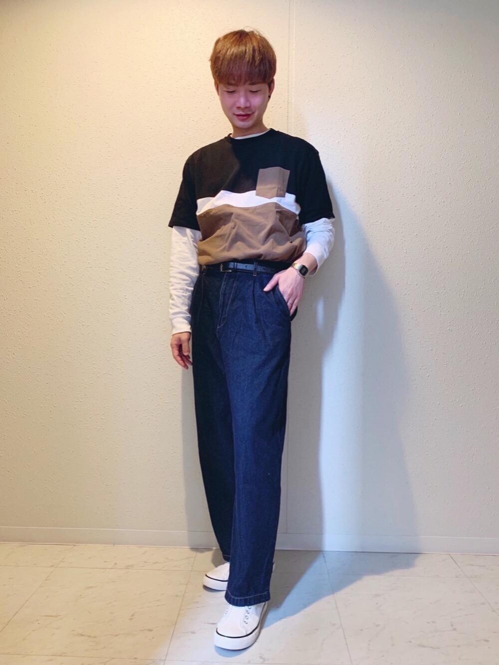 ホワイト系のTシャツ/カットソー、その他のデニムパンツ、ホワイト系のスニーカーを着用したメンズの春コーディネートの1枚目の写真