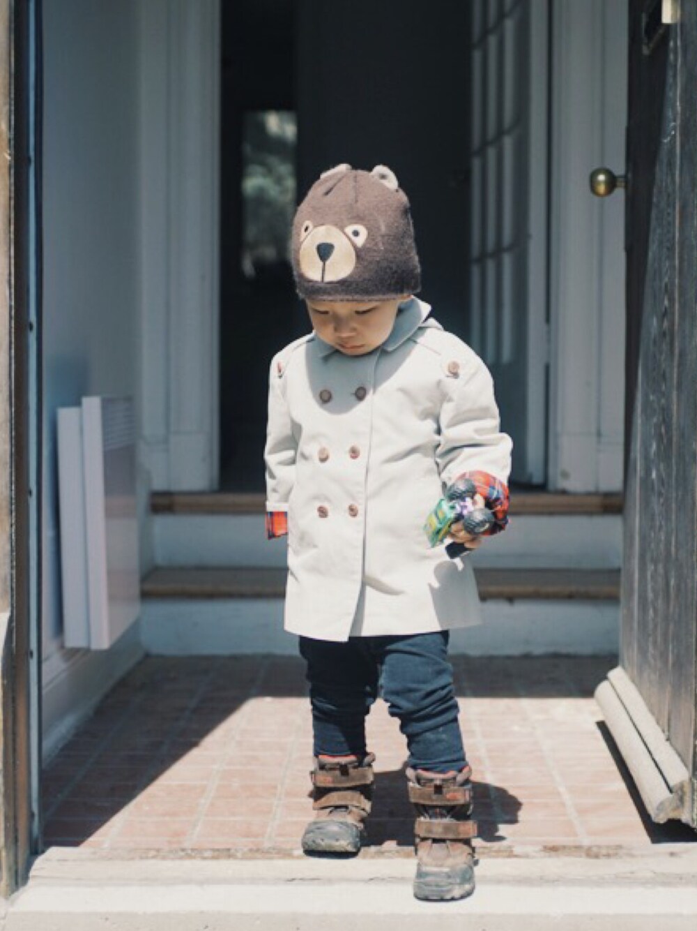「kids、autumn、TOMMY HILFIGER、boy、ECCO」｜「ZARAのアイテム（トレンチコート、ベージュ系）」を使った、jjeeさん（キッズ・31cm）の春コーディネートの1枚目の写真