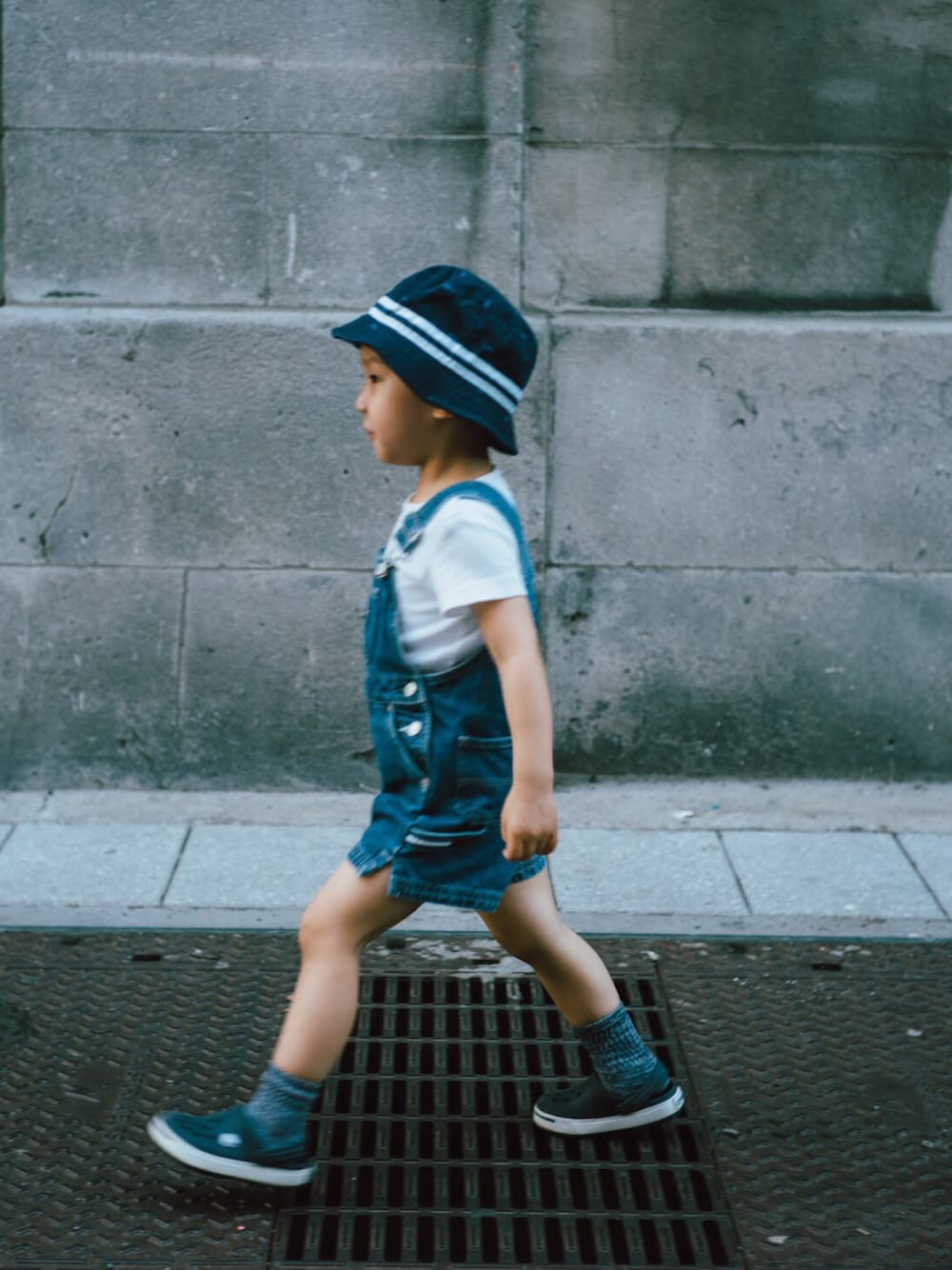 「3歳、summer、casual、H&M、TOMMY HILFIGER、crocs、kids」｜「crocsのアイテム（スリッポン、ブルー系）」を使った、jjeeさん（キッズ・31cm）の夏コーディネートの1枚目の写真