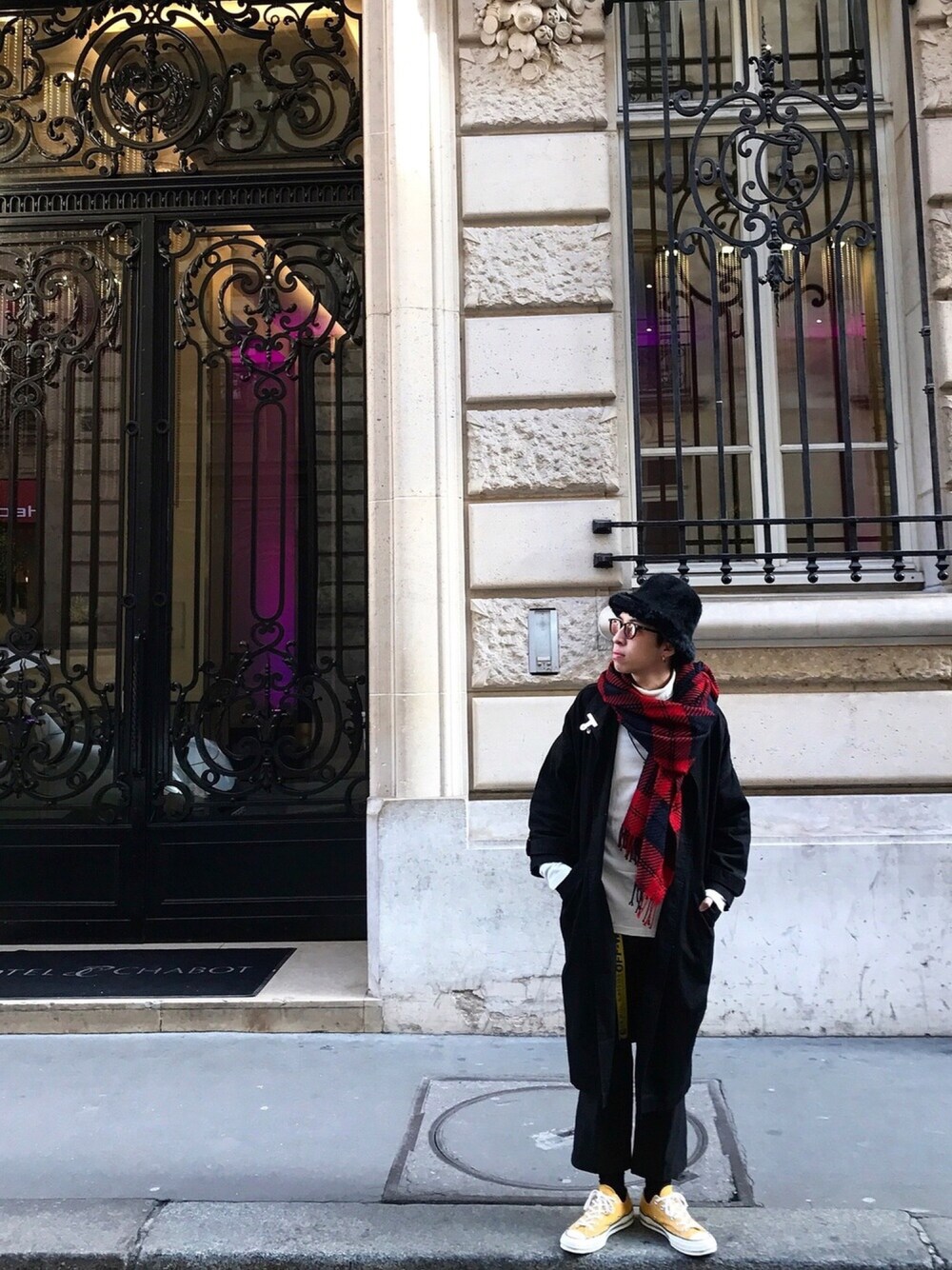 「PARIS、ootd、outfit、casual、converse、pants、off white、snap、SHOOTING、gentlemonster」｜「CONVERSEのアイテム（スニーカー、イエロー系）」を使った、WallnusLiさん（メンズ・173cm）の春コーディネートの1枚目の写真