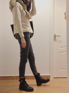 「Guess（ゲス）のアイテム（ブーツ）」を使った、colovehhさん（レディース・170cm）の冬コーディネート