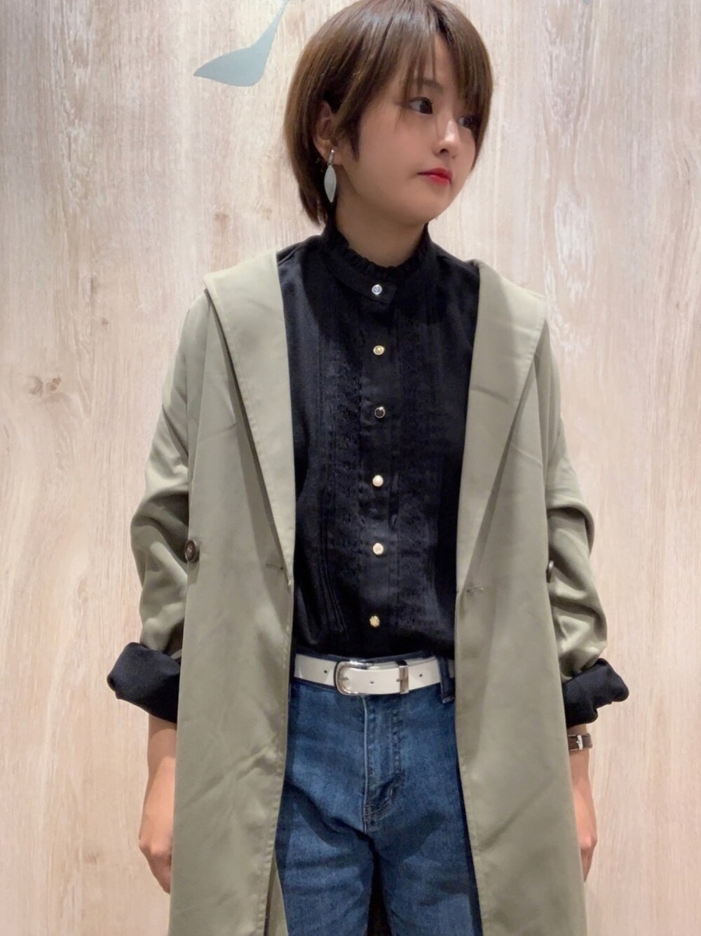 「カジュアルコーデ、トレンチコート、カーキアウター、春、お洒落さんとつながりたい、今日のコーデ、パンツスタイル、ブラックコーデ、低身長、ブラウス」｜「Green　ParksのELENCARE DUE ・ピンタック×多ボタンブラウス（シャツ/ブラウス、ブラック系）」を使った、りえさん（レディース・153cm）の冬コーディネートの1枚目の写真